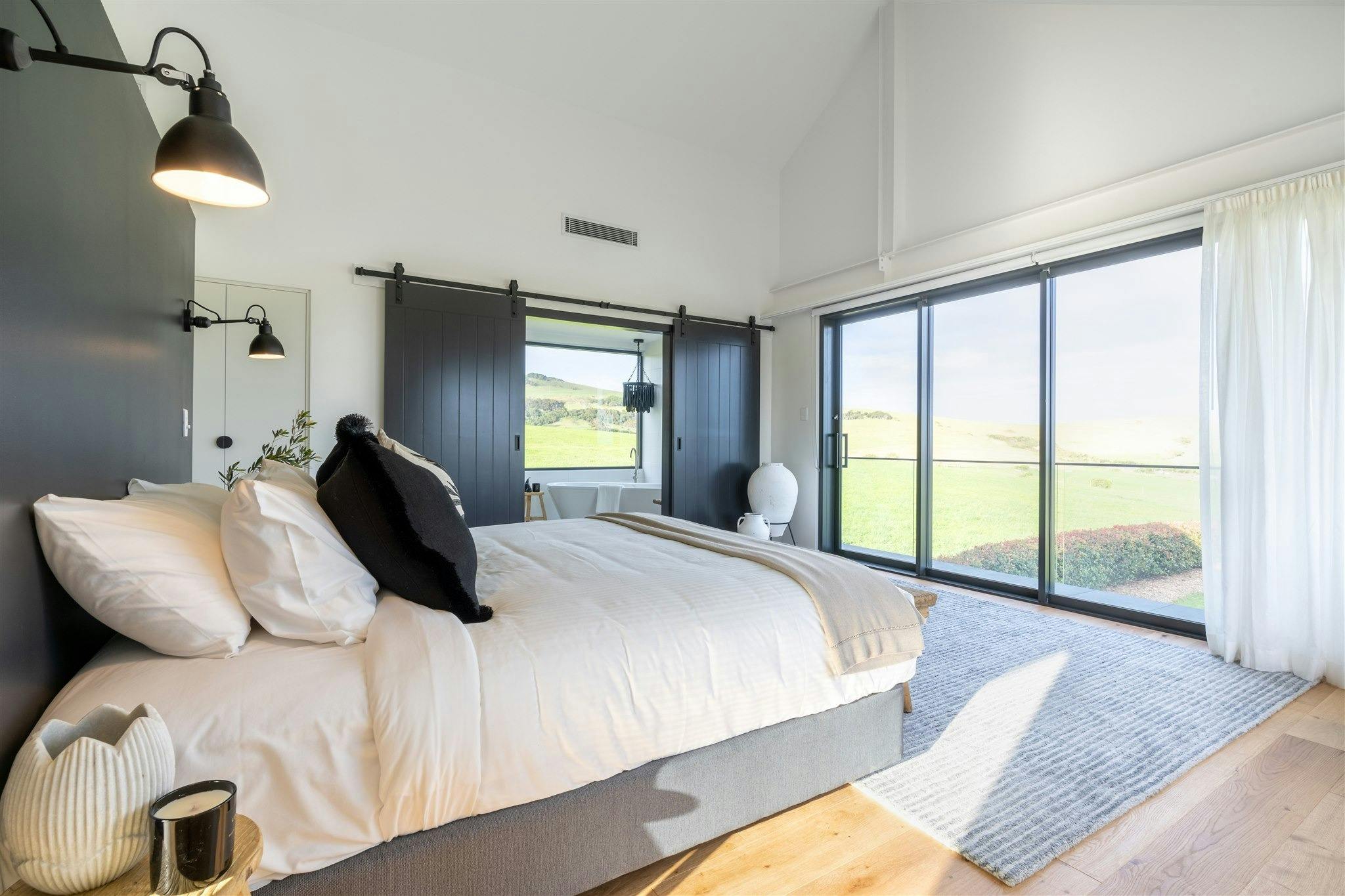 마스터 침실에는 정말 멋진 전망이 있습니다.