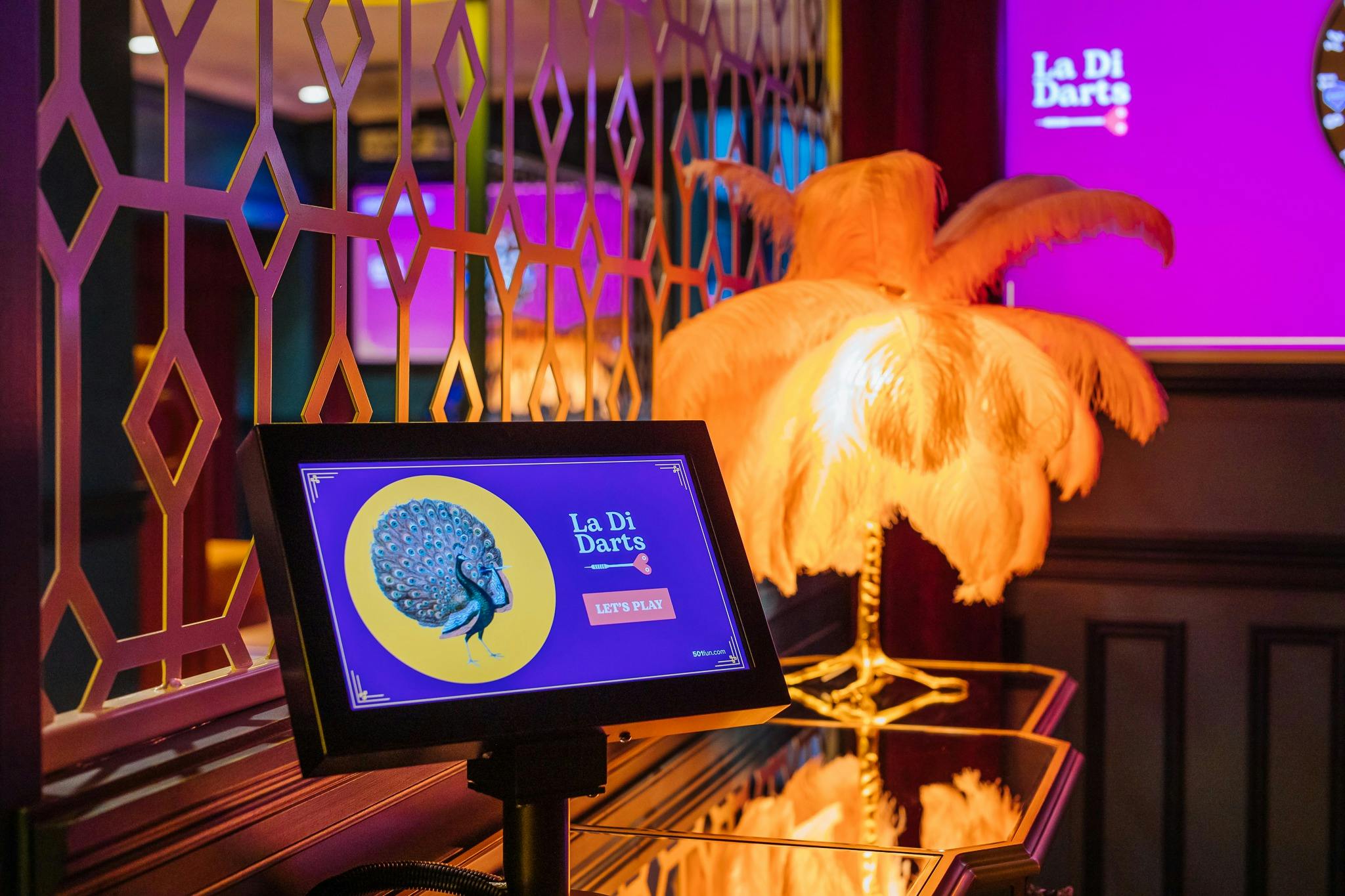 화면에 La Di Darts 로고가 표시됩니다. 테이블에 장식 램프입니다.