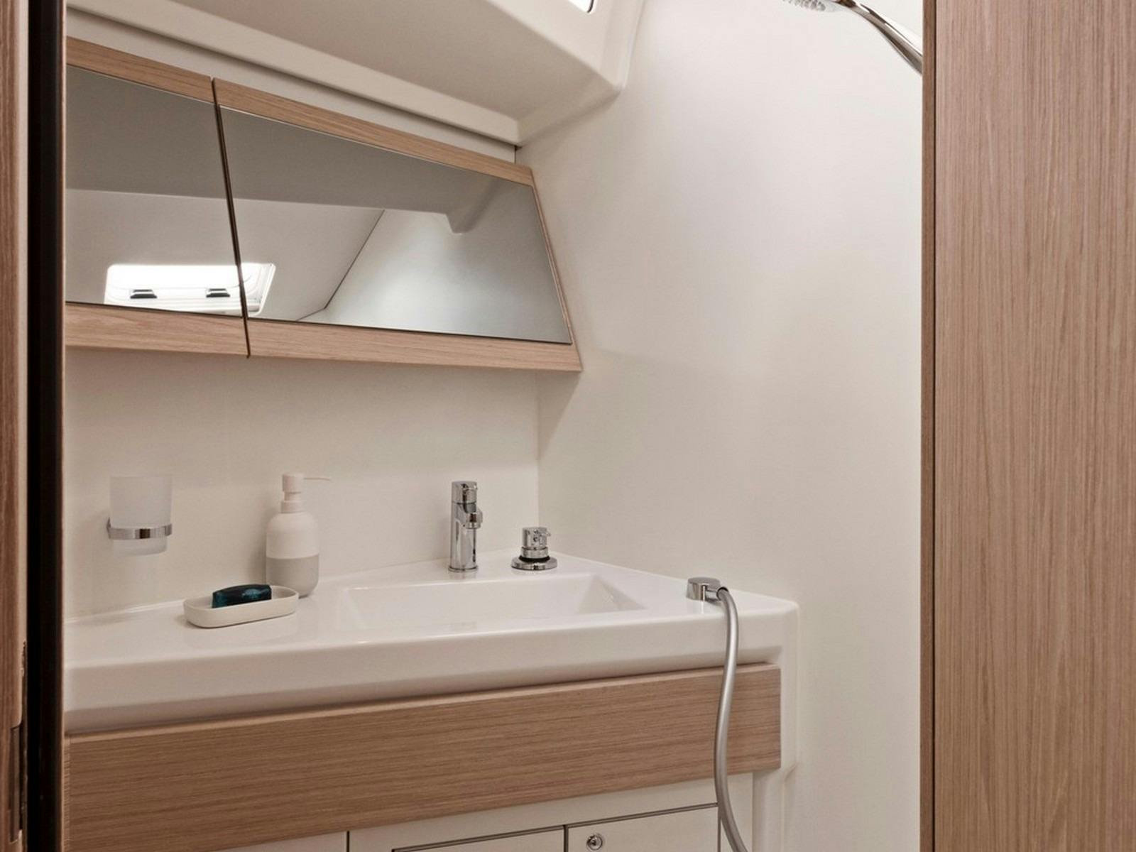 Beneteau 46 - bathroom