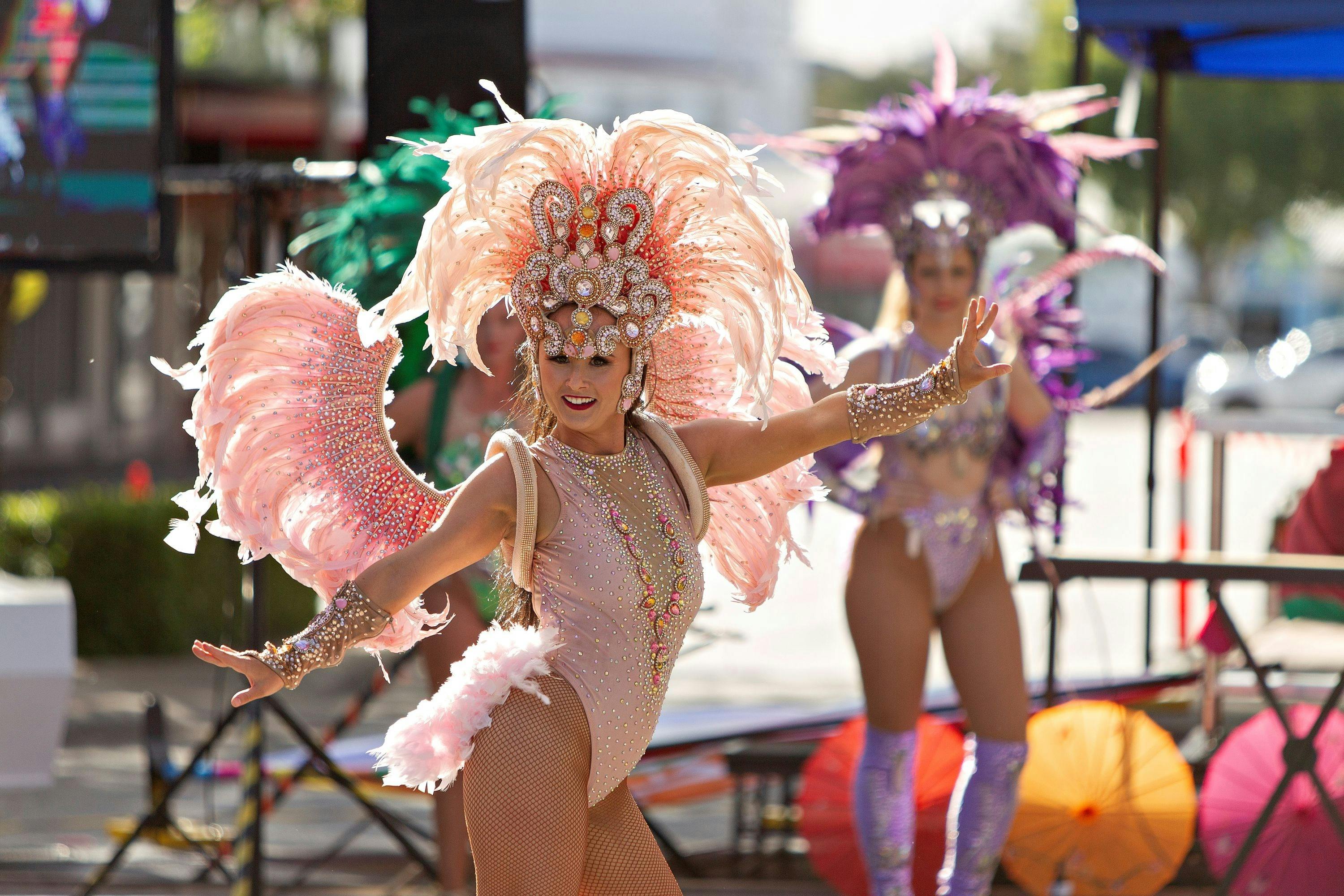 Brazilian dancing ladies with elabrabate feather costumes