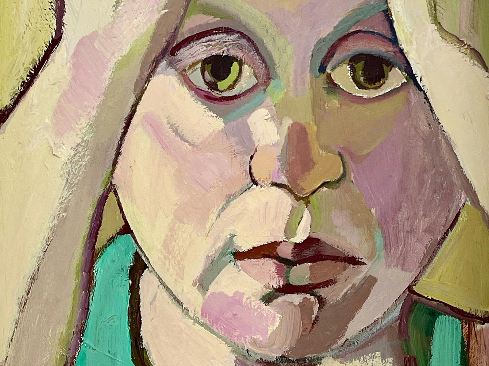 Ein kleiner Junge sitzt mit dem Kopf in den Händen da.