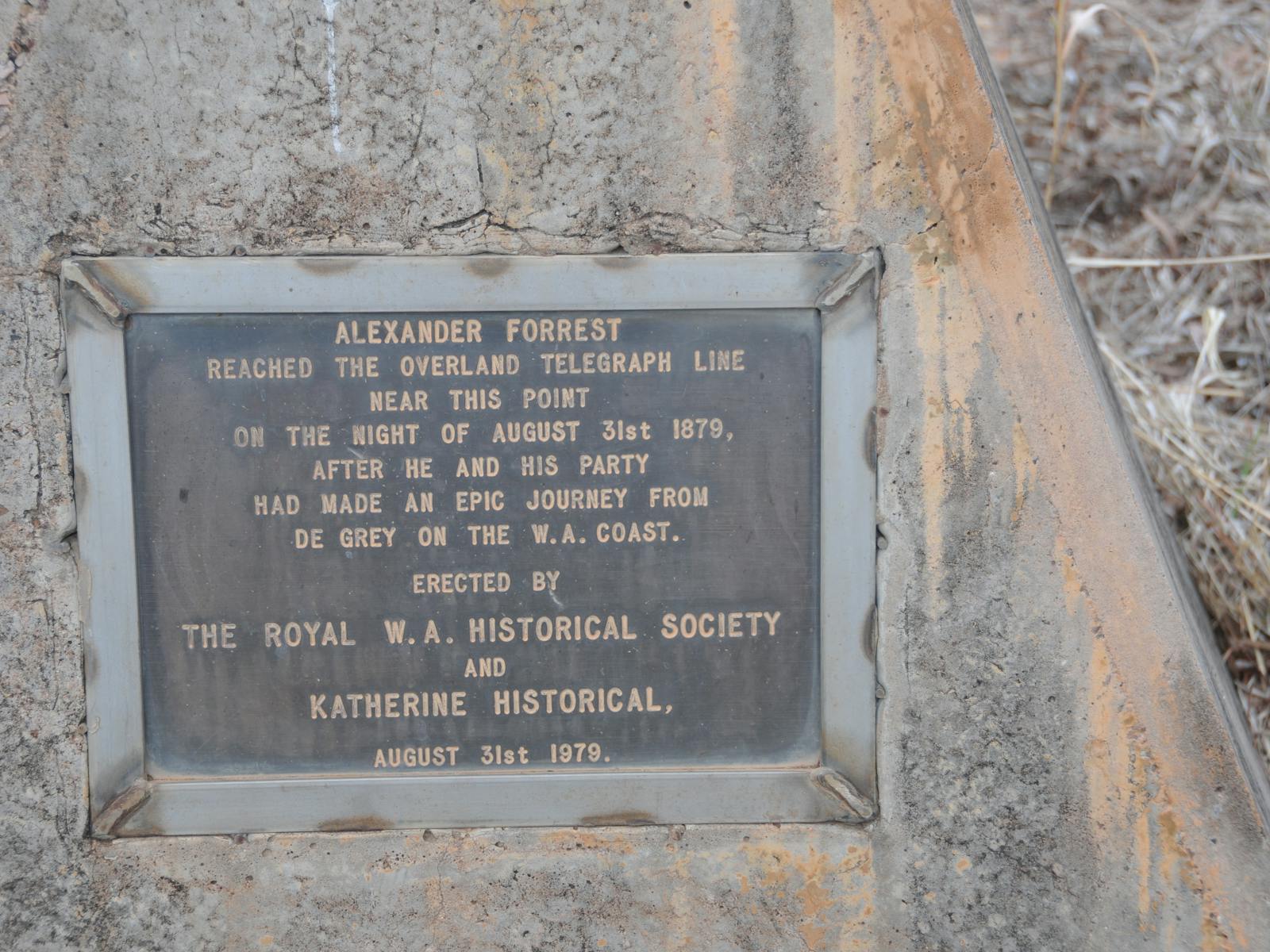 Brass plaque fixed to the memorial.
