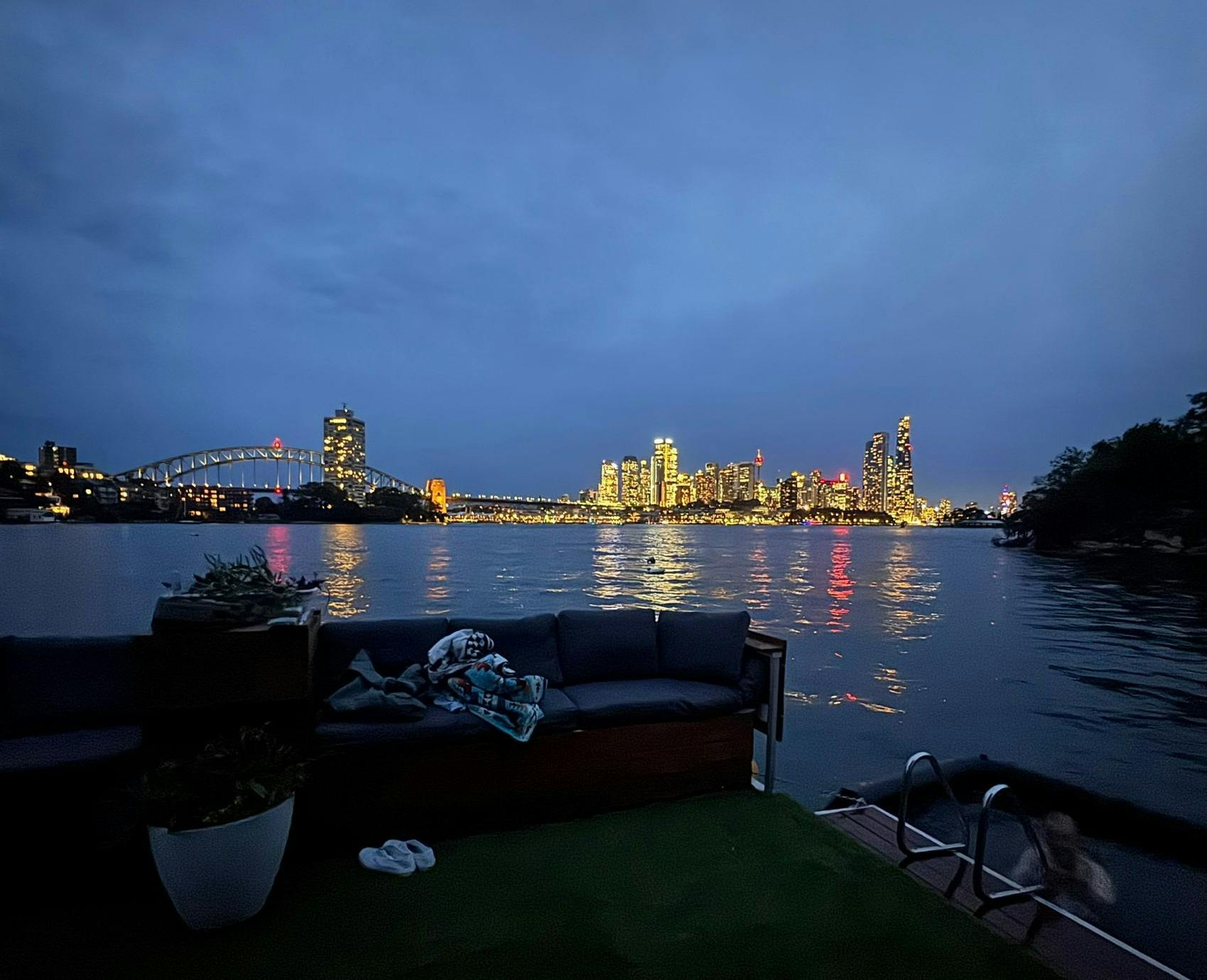 从桑拿船上欣赏黄昏时分的城市灯光