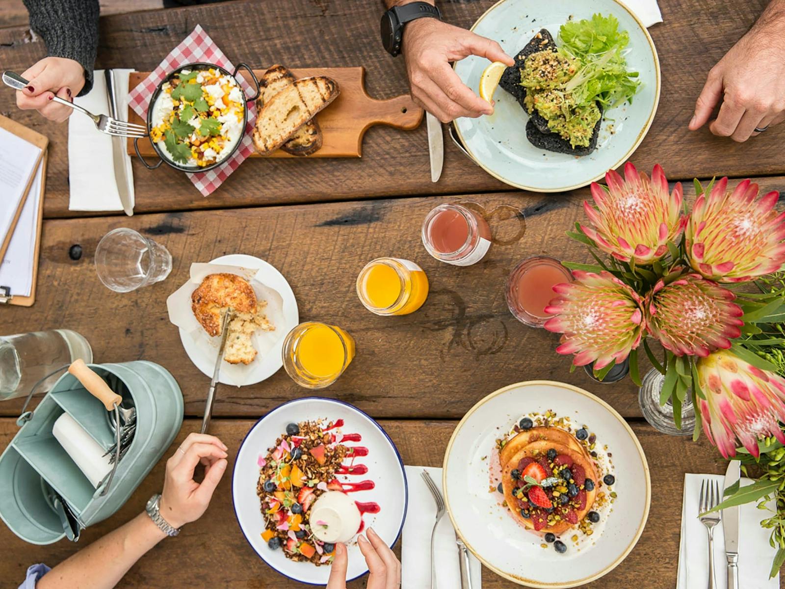 목재 테이블에 구운 계란을 토스트한 팬케이크의 조감도