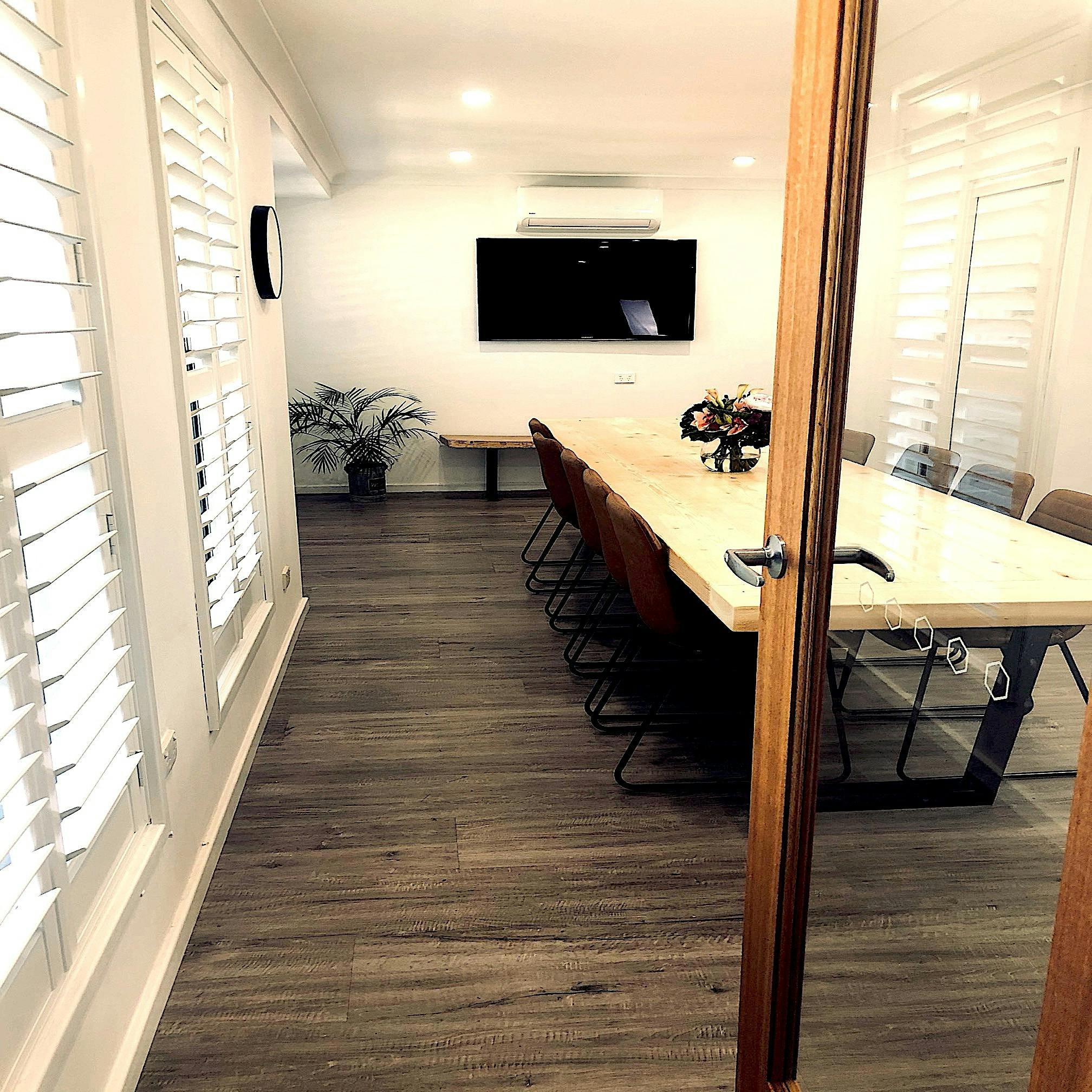 14개의 의자가 있는 대형 발틱 소나무 테이블