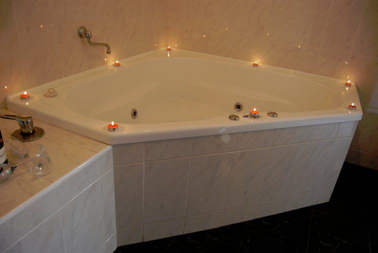Deluxe Spa Room