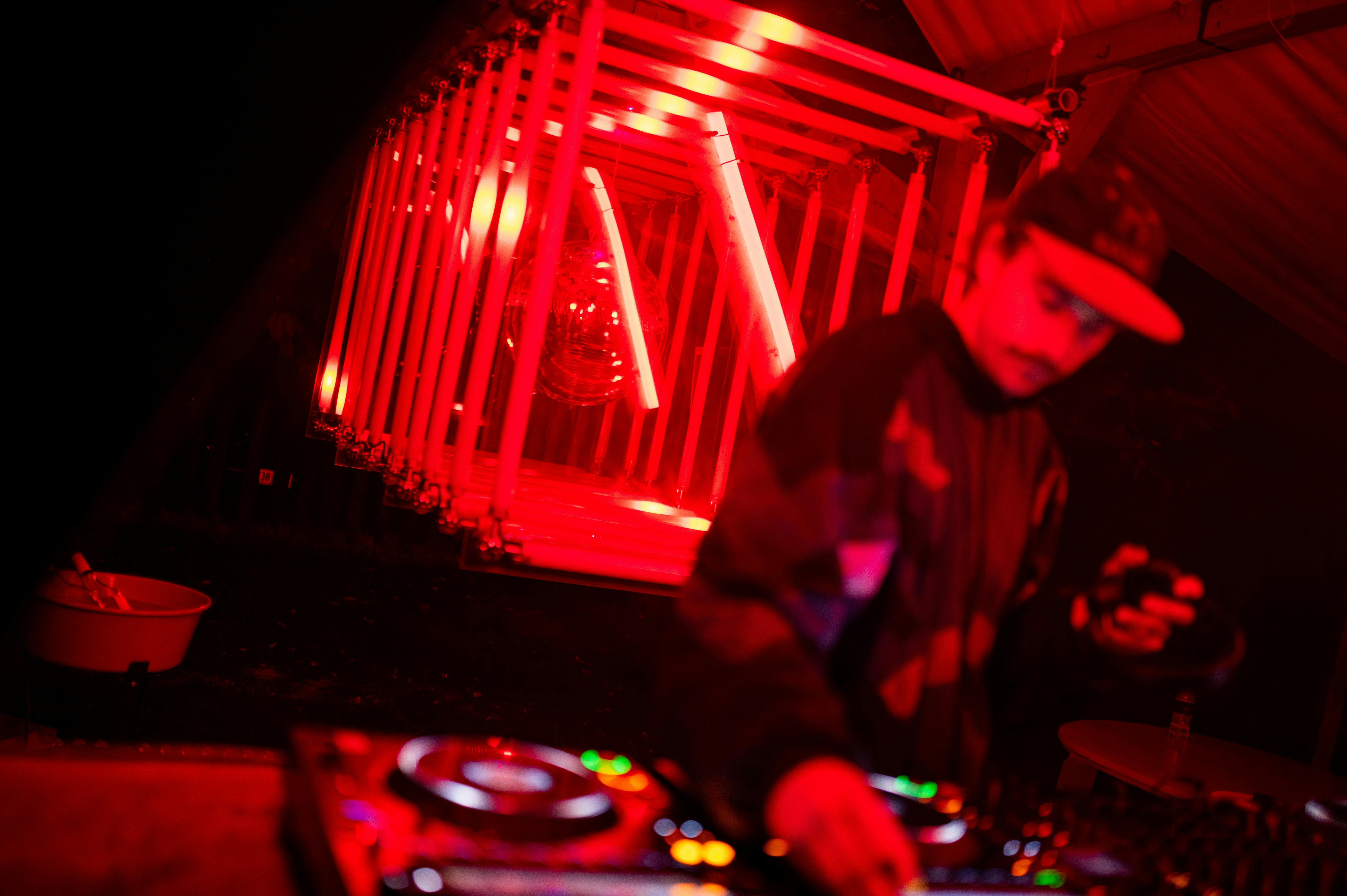 DJ