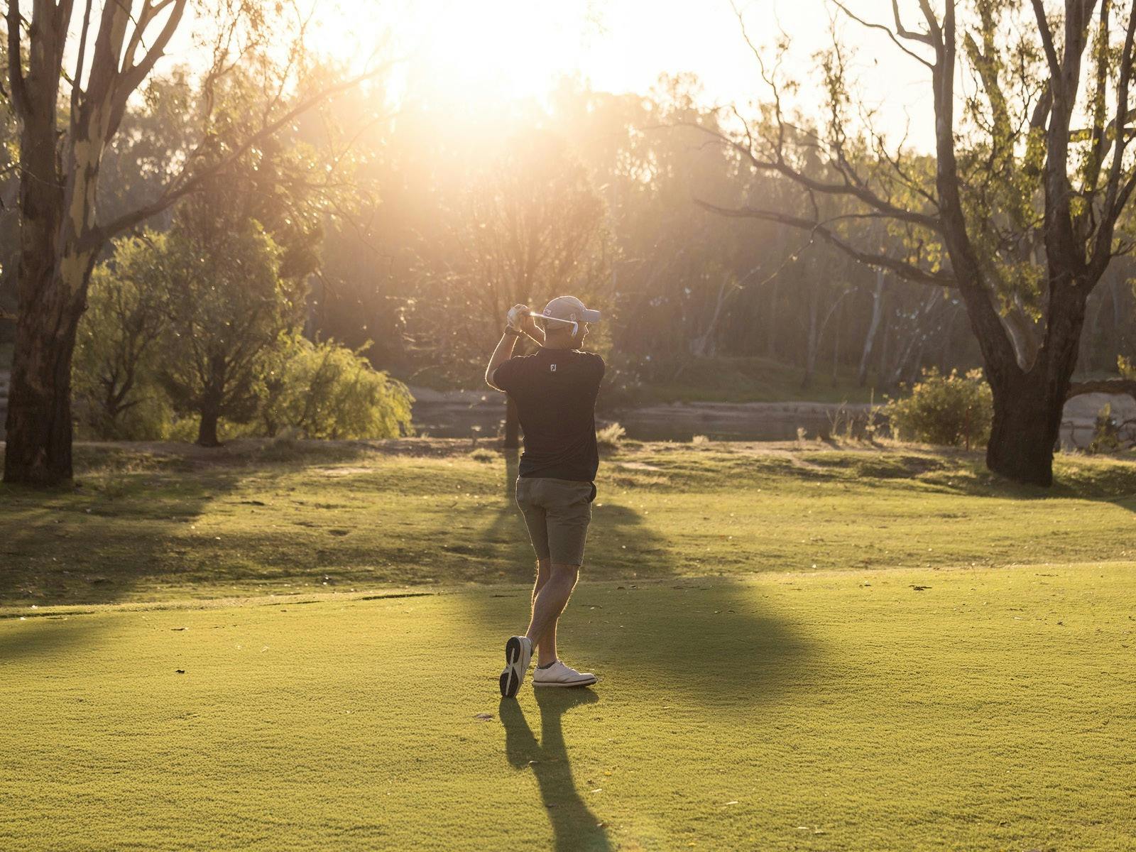 강변에서 바라보는 놀라운 골프 일몰