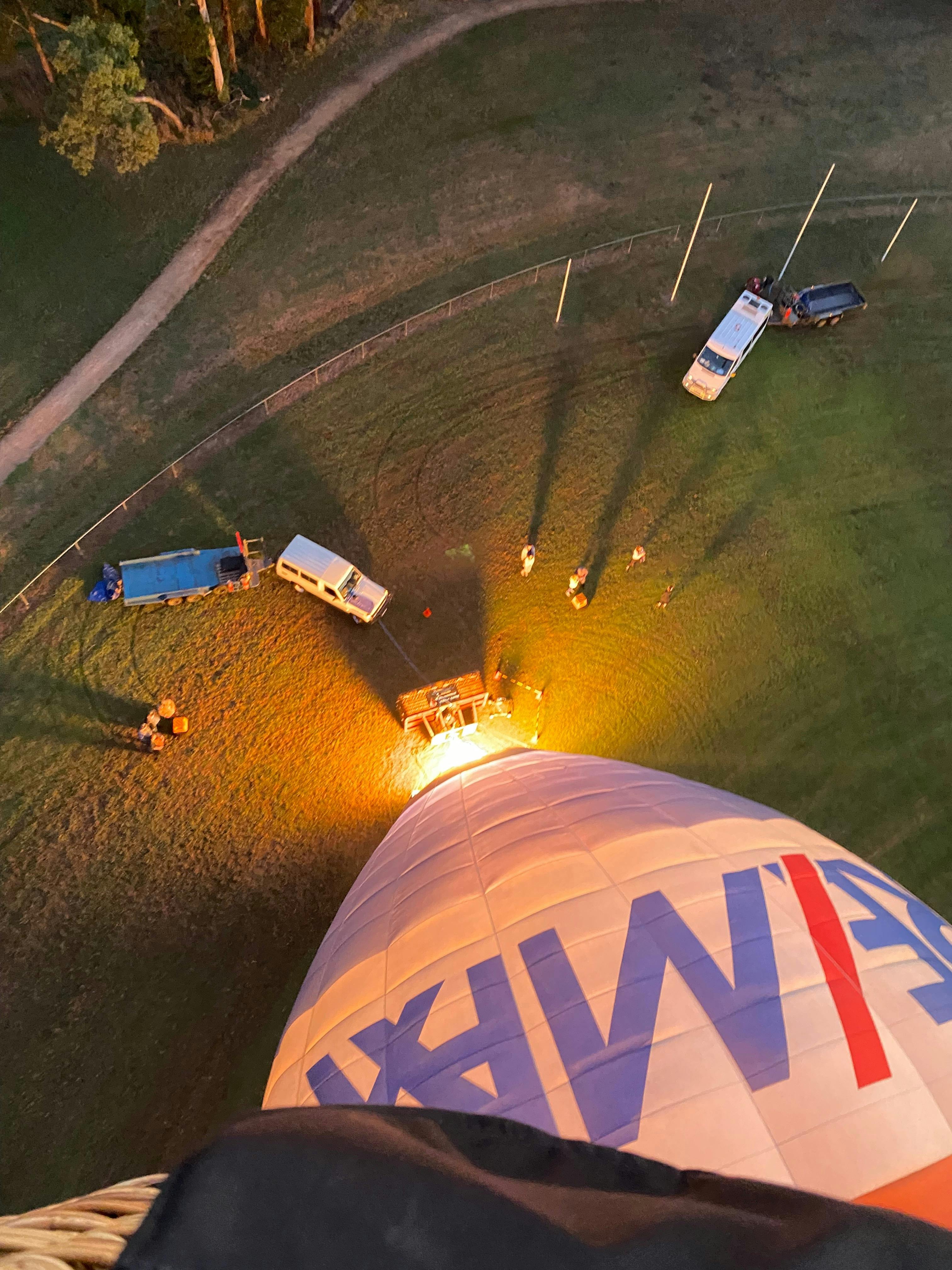 이륙을 준비하는 풍선 중 하나를 내려다보고 있습니다.