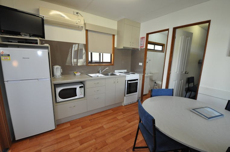 Beachside Holiday Park, Deluxe cabin Normanville,