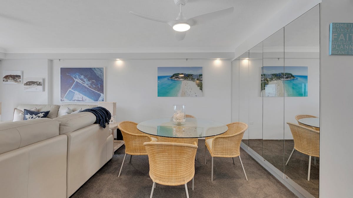 2 bedroom unit in Burleigh - dining area