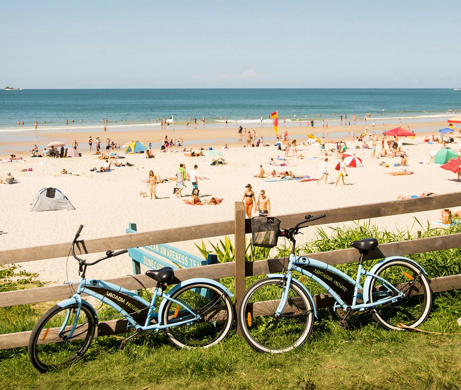 Crowds enjoying a hot day at Main Beach, Byron Bay