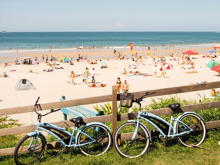 Crowds enjoying a hot day at Main Beach, Byron Bay