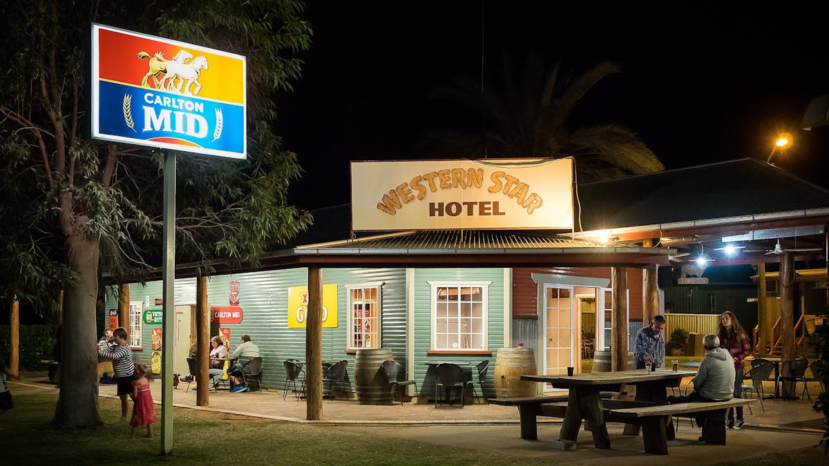 View of the front of the Western Star Hotel Windorah from CBD