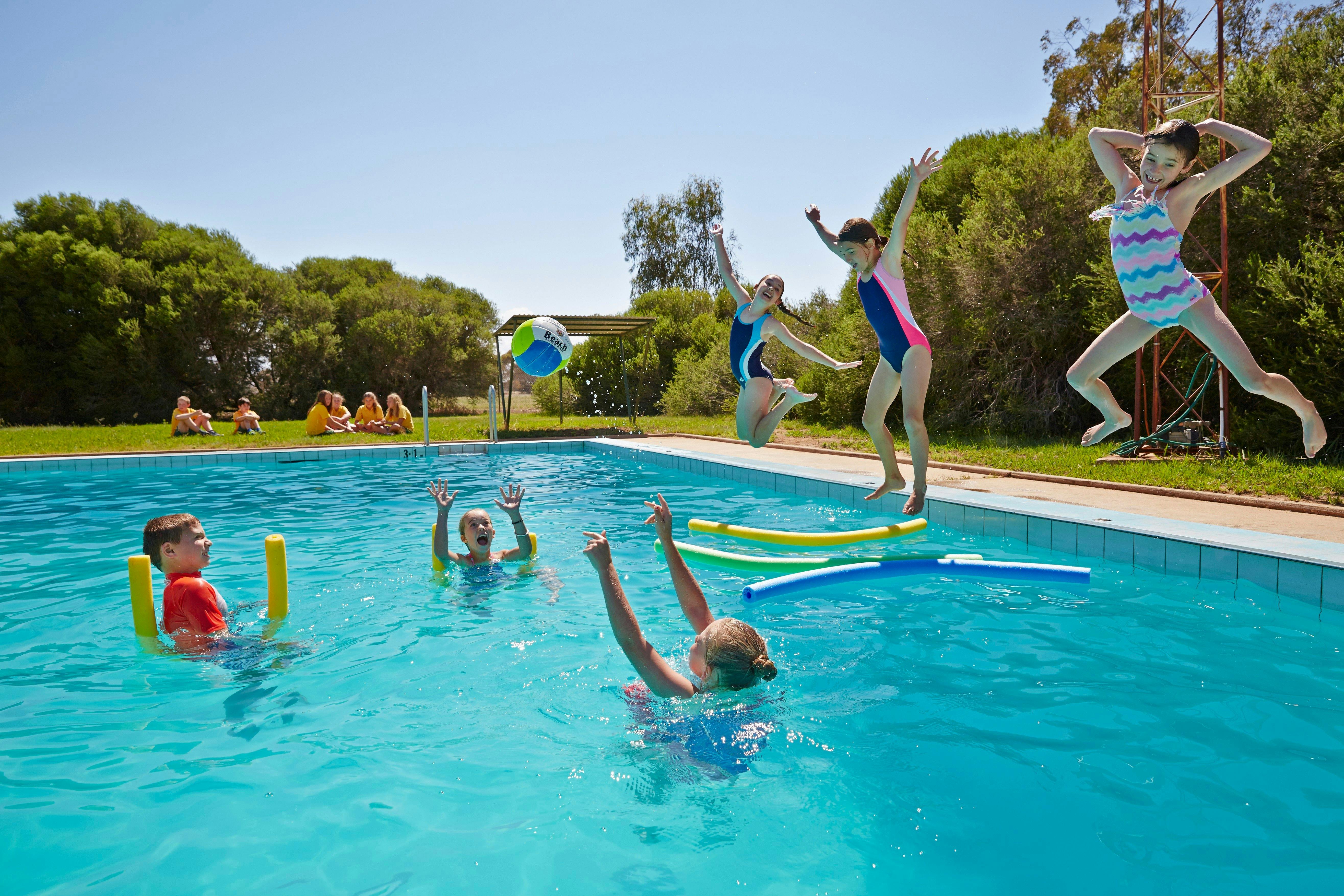 우라나 전쟁기념관 수영장에서 수영하는 아이들