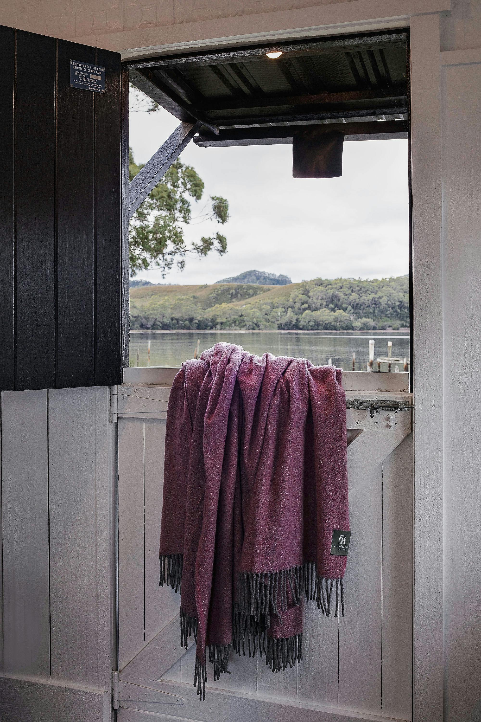 Bushy Summers – Secluded Waterfont Shack