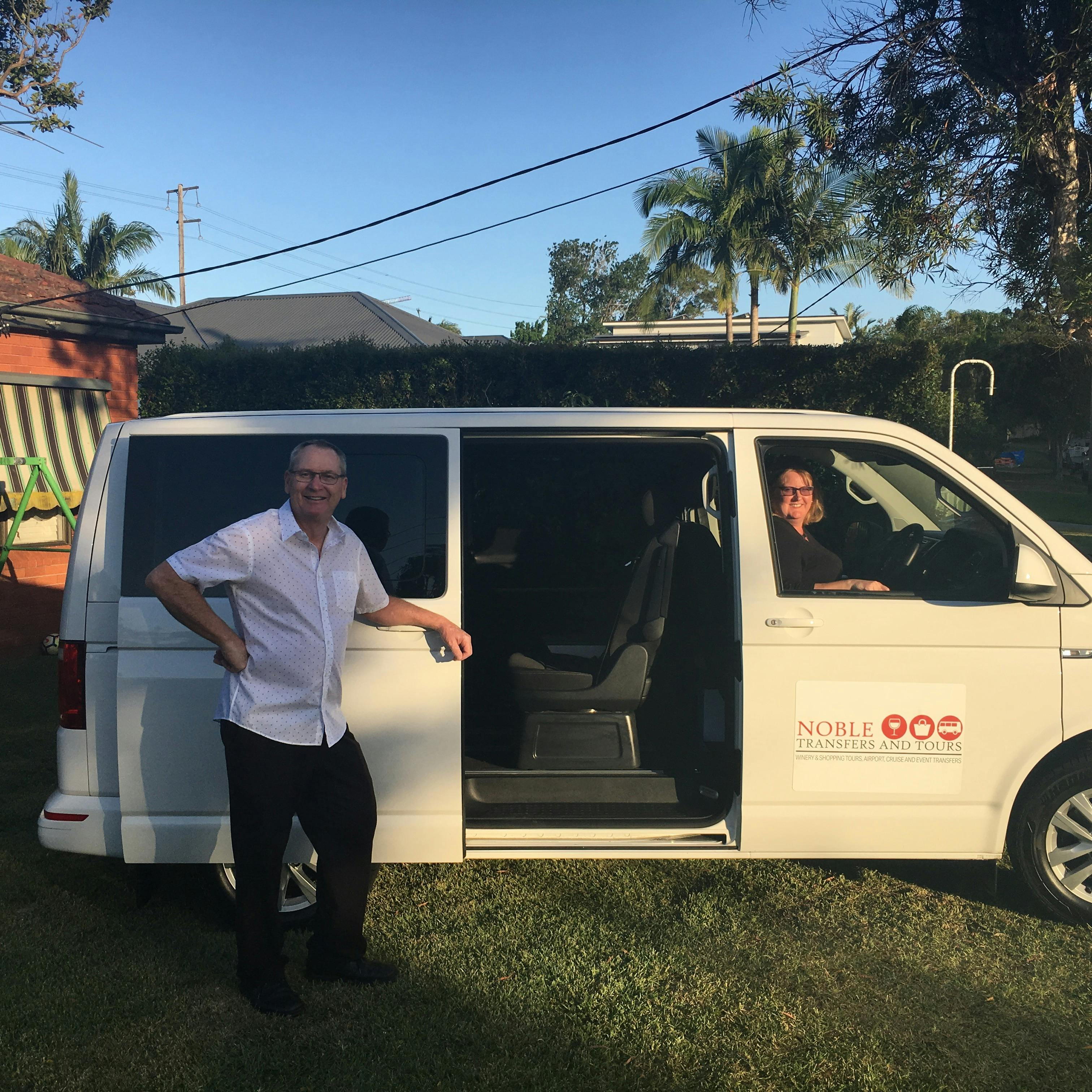 2つの後ろ向きの座席と3つの前向きの座席で厄介な頭の回転はありません