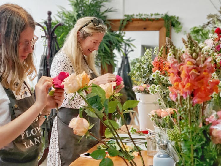 workshop, flower arrangement, vase, hand tied, fun