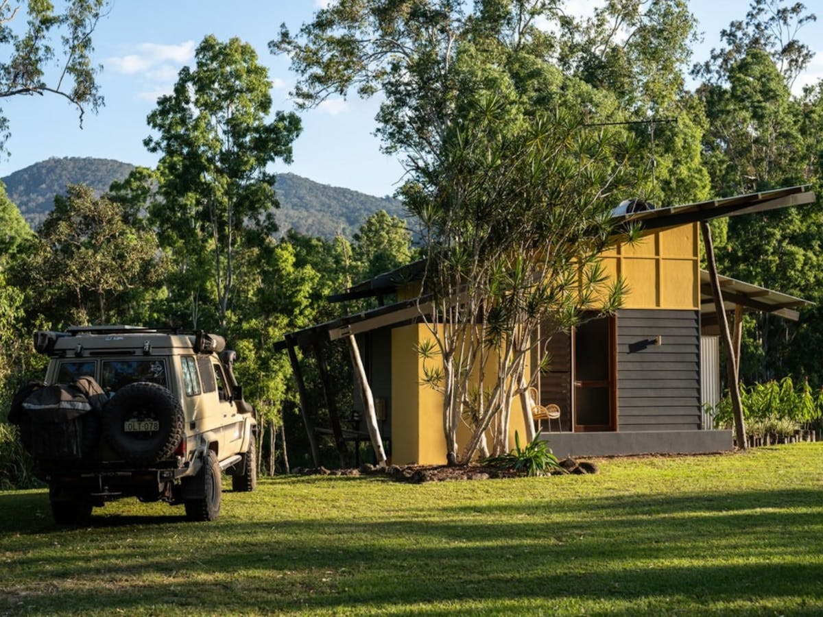 Sweetwater Lodge with a car in Julatten.