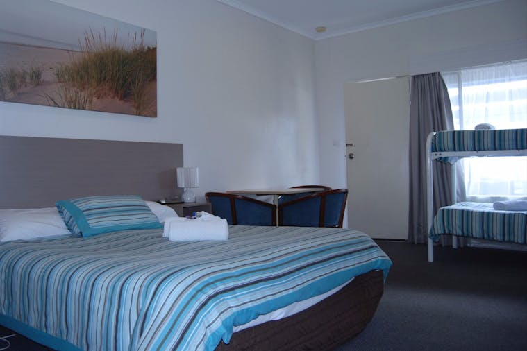 FAMILY ROOM 11