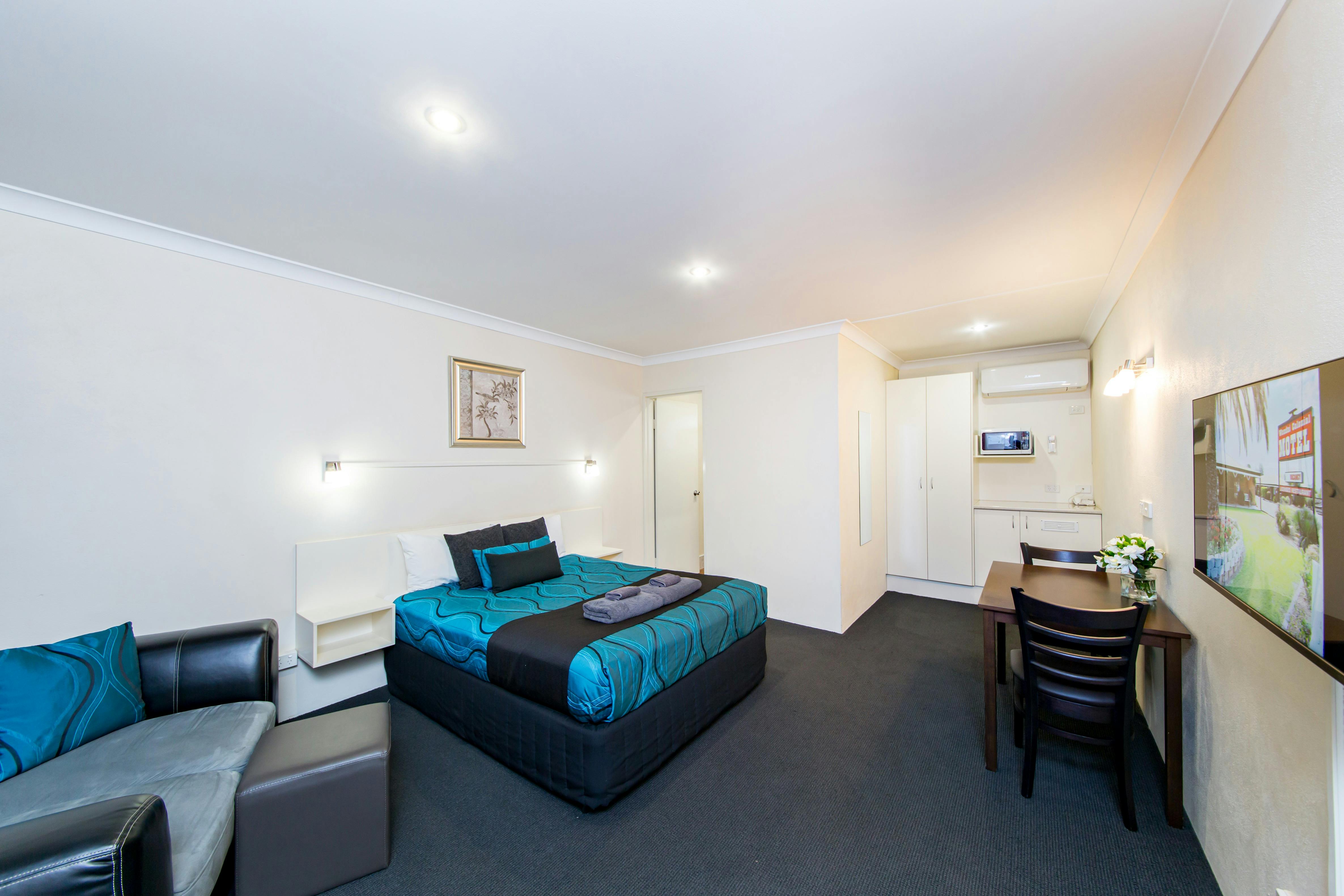 Executive Queen room, newly renovated, lounge chair, large table & chairs, smart tv, aircond, mwave