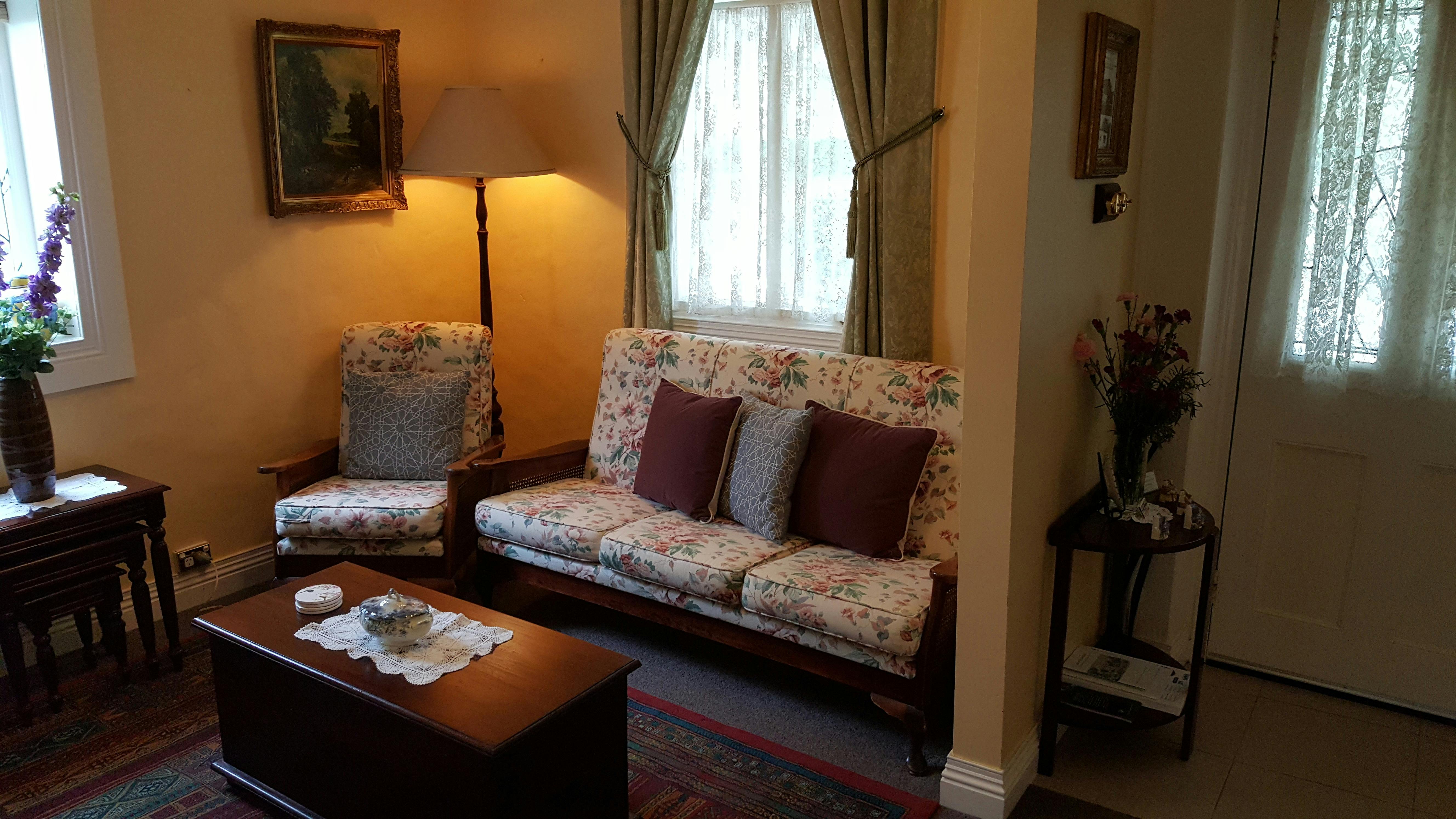 Cost lounge room with flat screen TV, reverse cycle aircon. full of olde world charm.