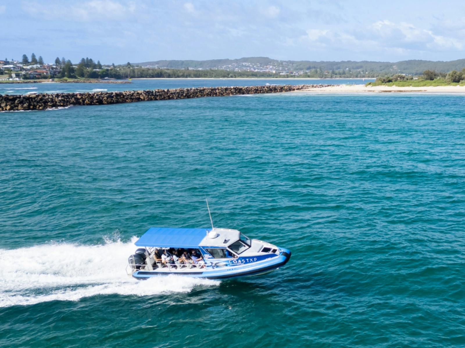 Boot gleitet durchs Wasser