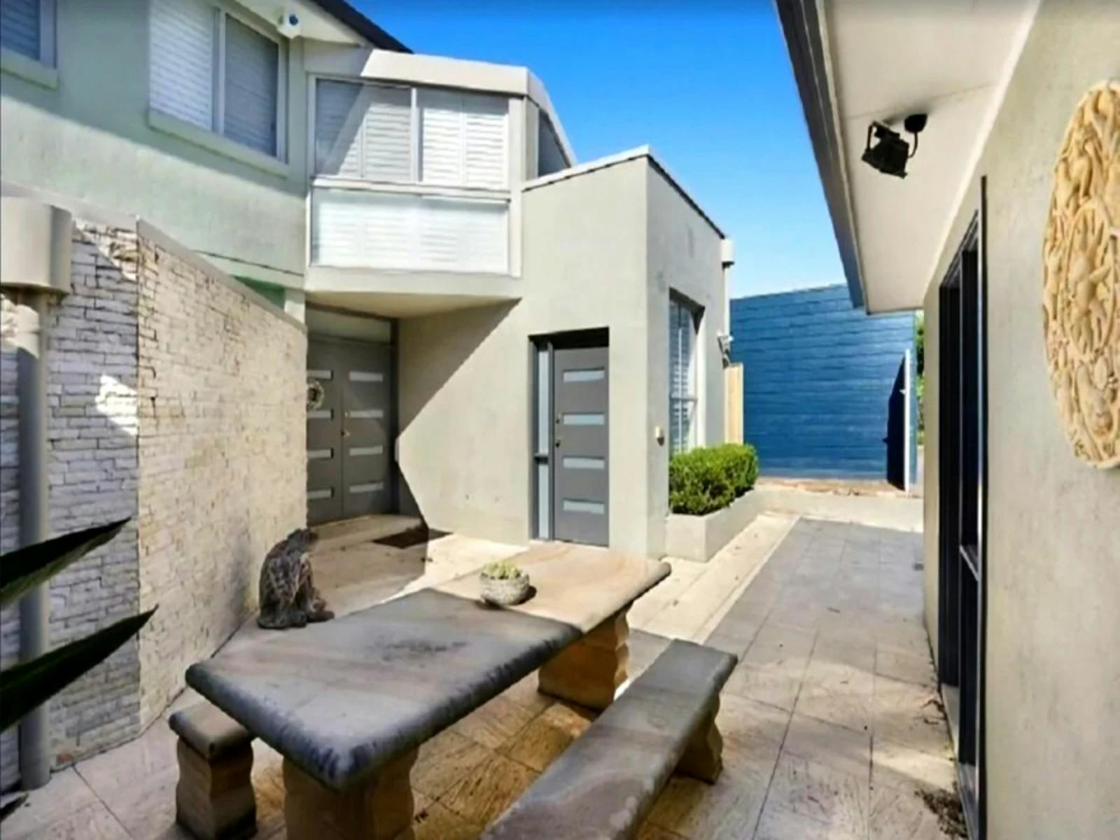 食事を楽しむのに最適な屋外ダイニングエリア