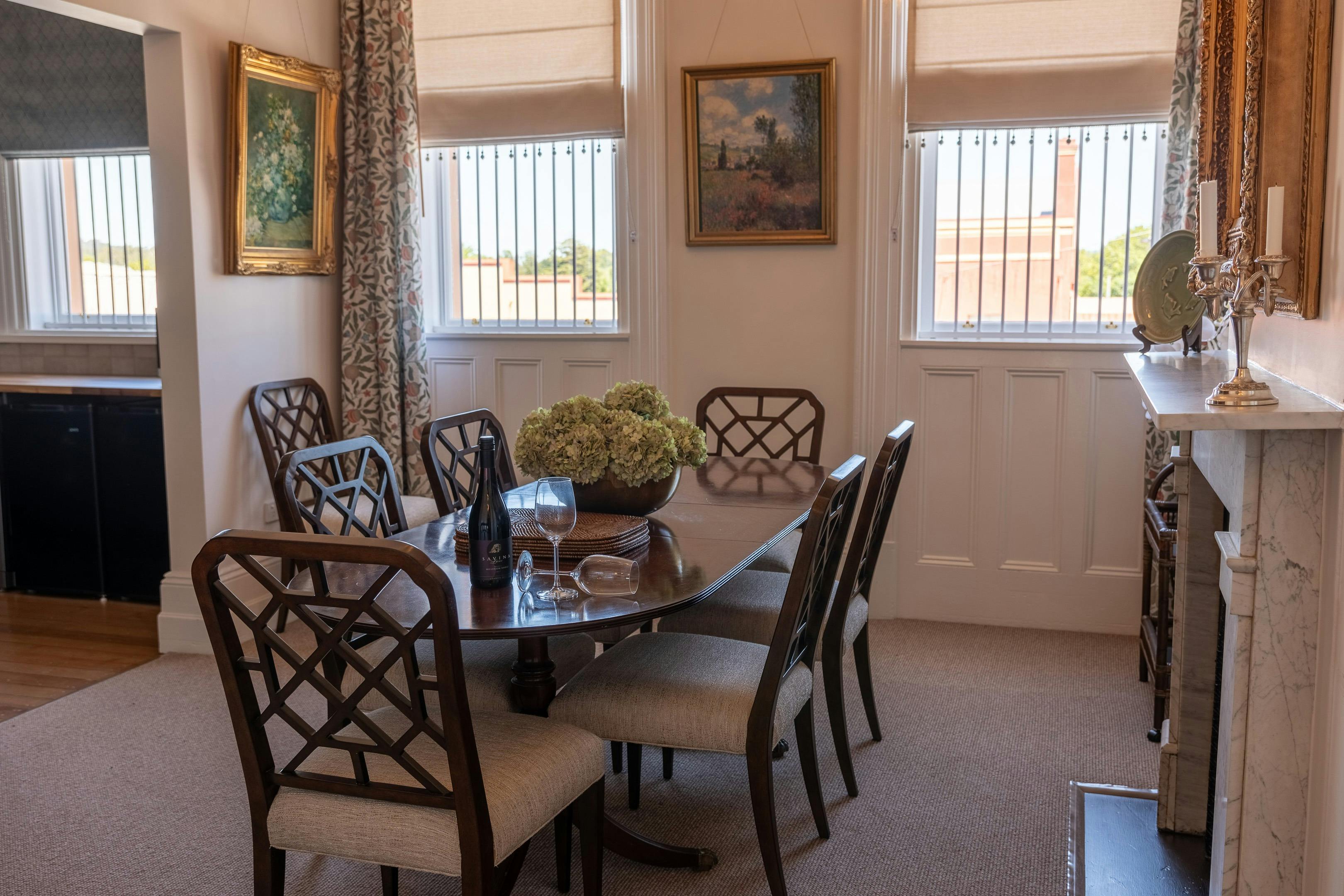 テーブルを囲んで楽しい夜を過ごすためのスペースがたくさんあります。