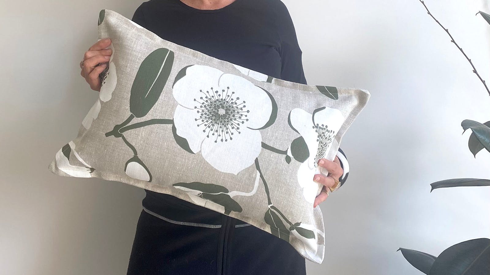 Till Julien with Honeyflower printre