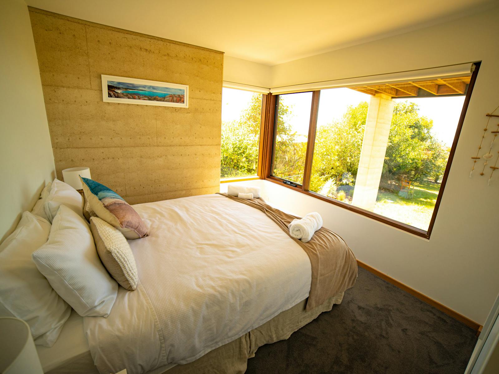 earthnoceanbeachhouse downstairs queen bedroom
