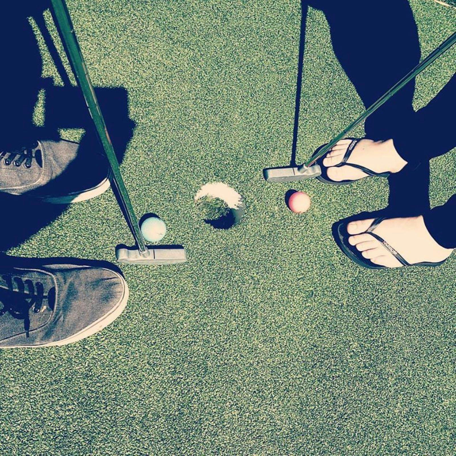 mini golf couple