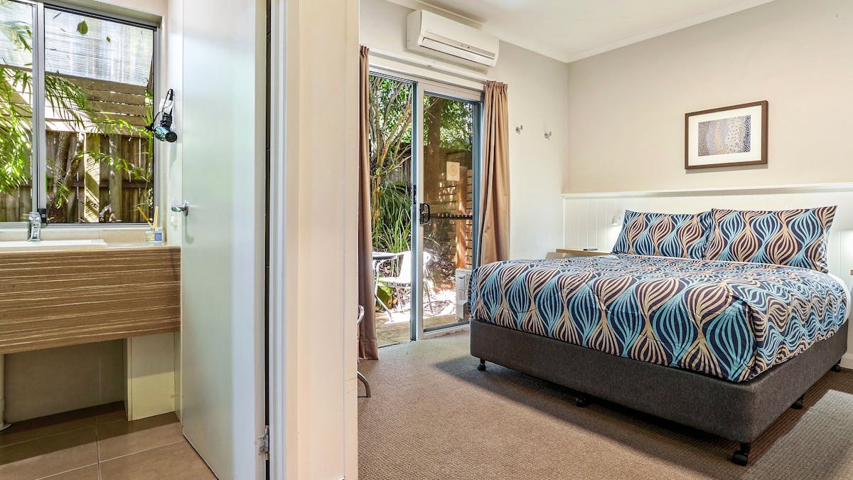 Private Queen + Ensuite & Courtyard