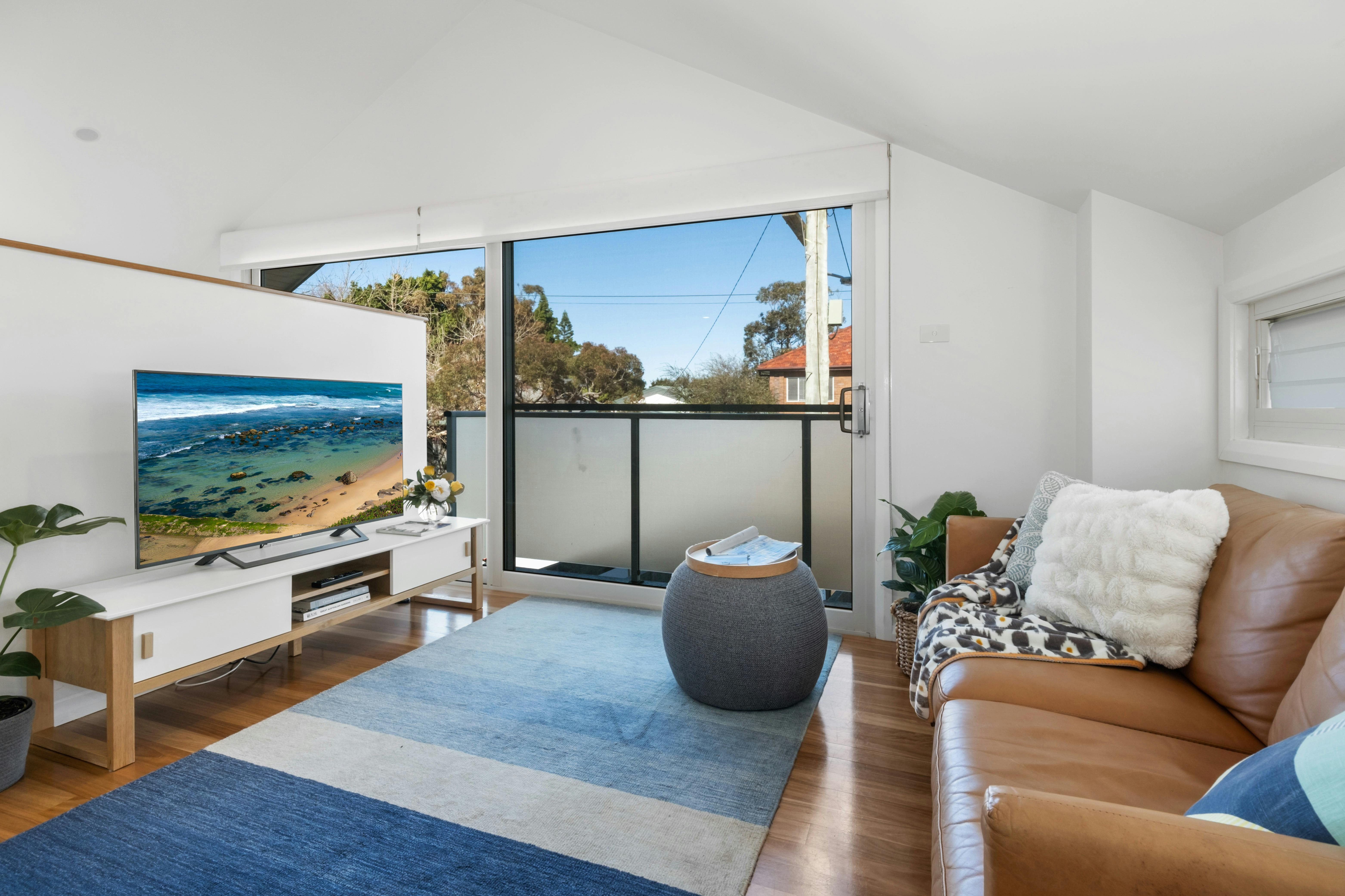 TV가 있는 편안한 생활 공간