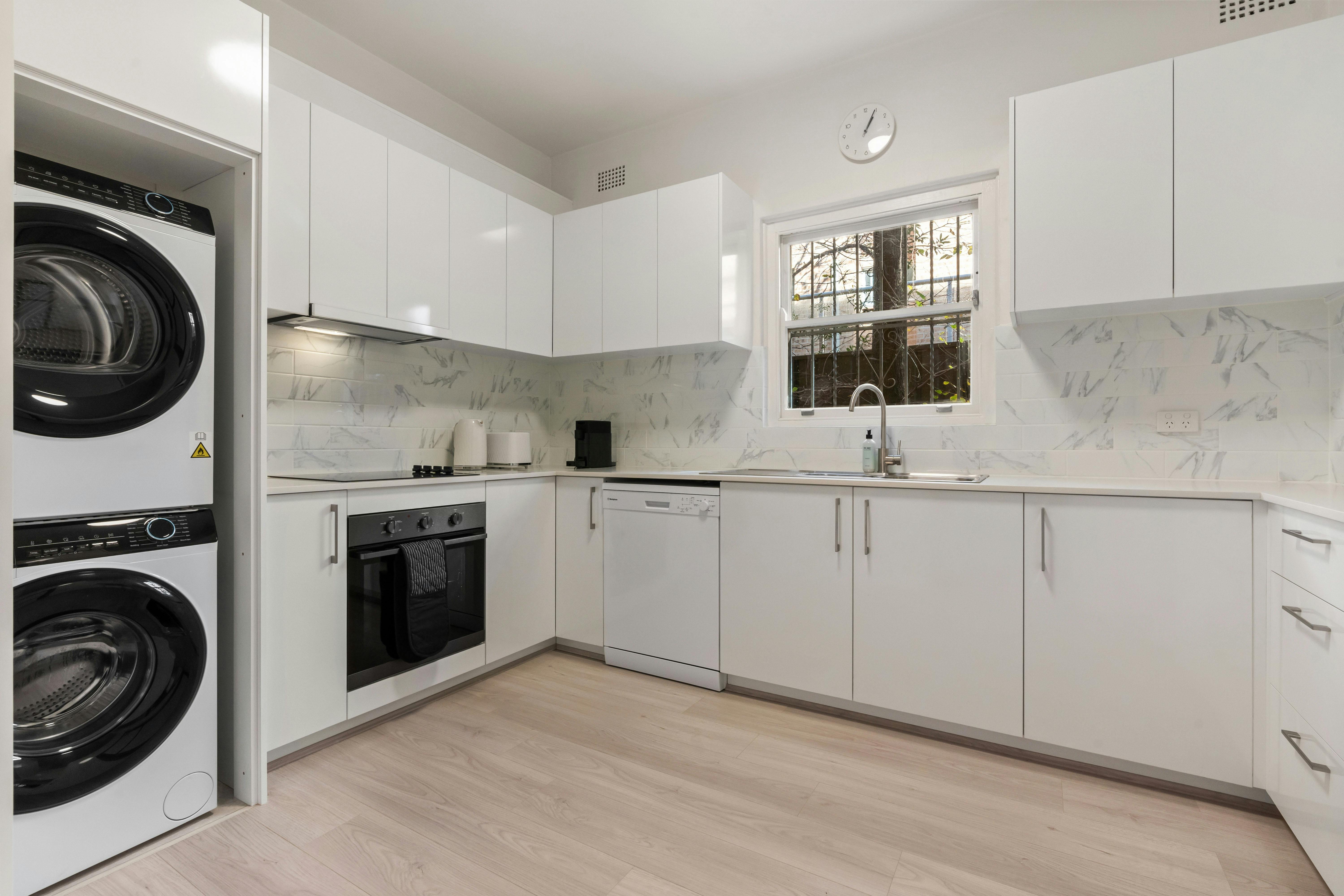 廚房配有洗碗機、烤箱和充足的儲存空間。