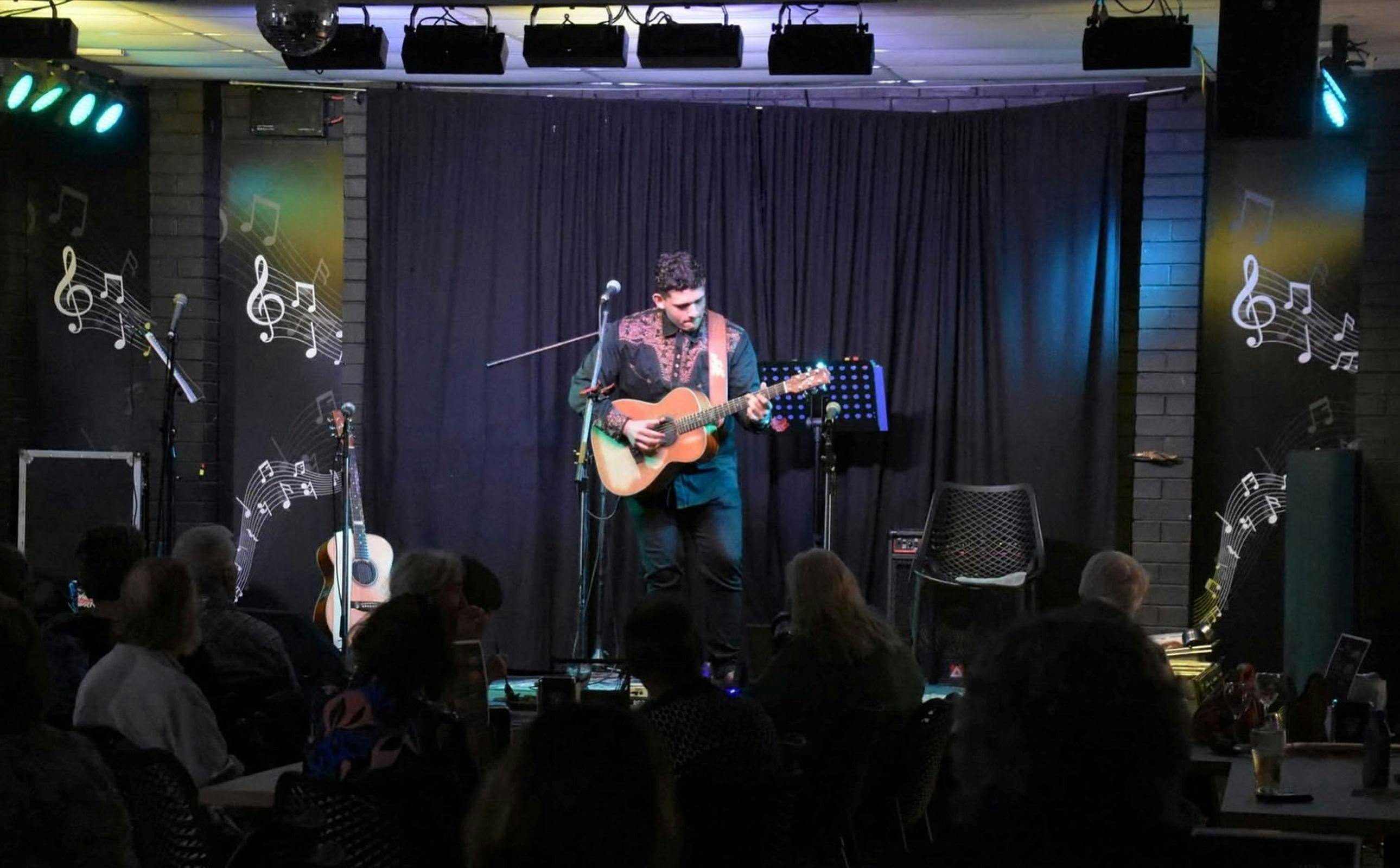 엘리아스 바르톨로메오가 피어스 크릭 홀에서 공연합니다.