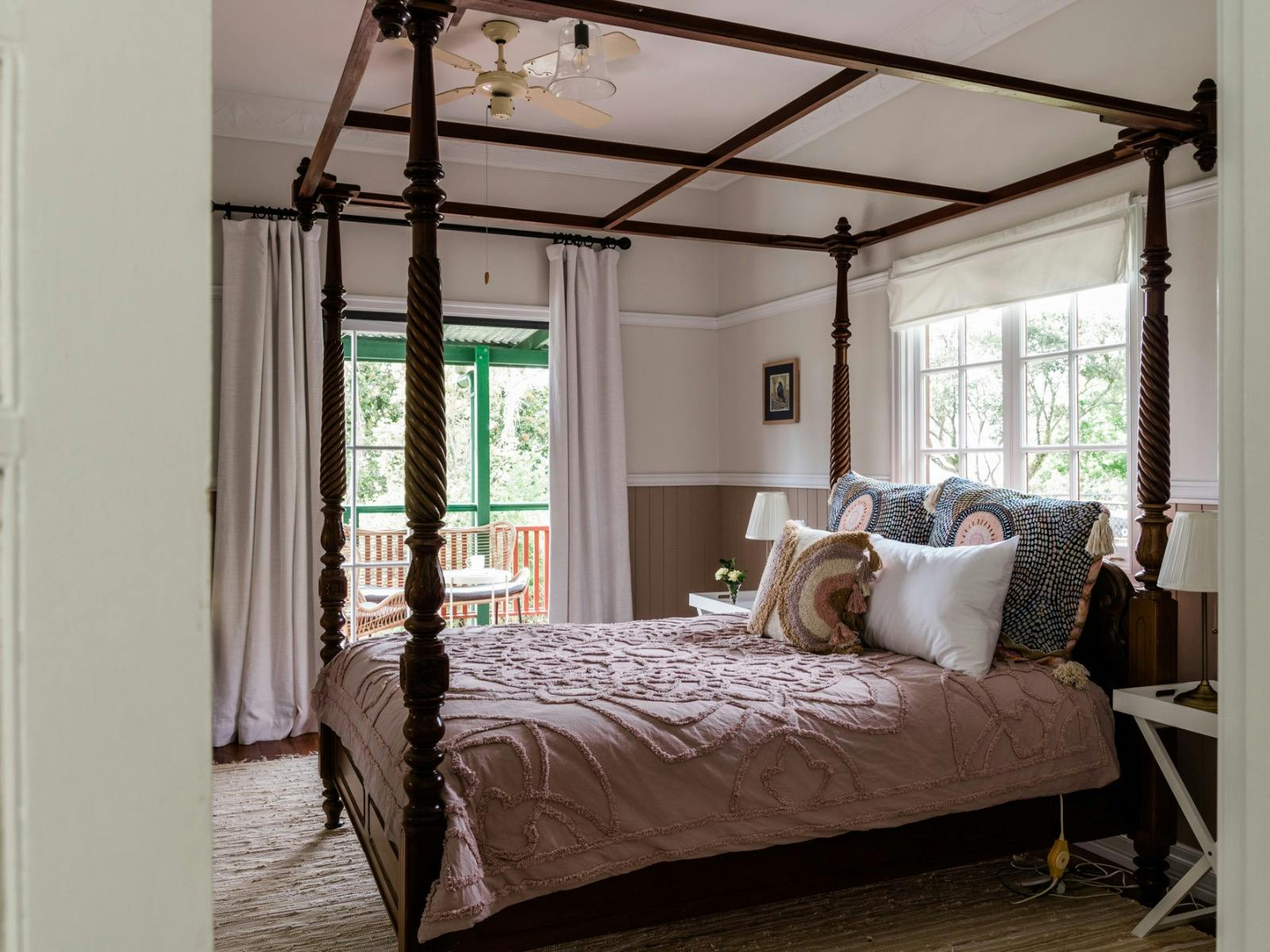 Queen-size four-poster antique bed in the Bowerbird Cottage Queen-size four-poster antique bed in the Bowerbird Cottage