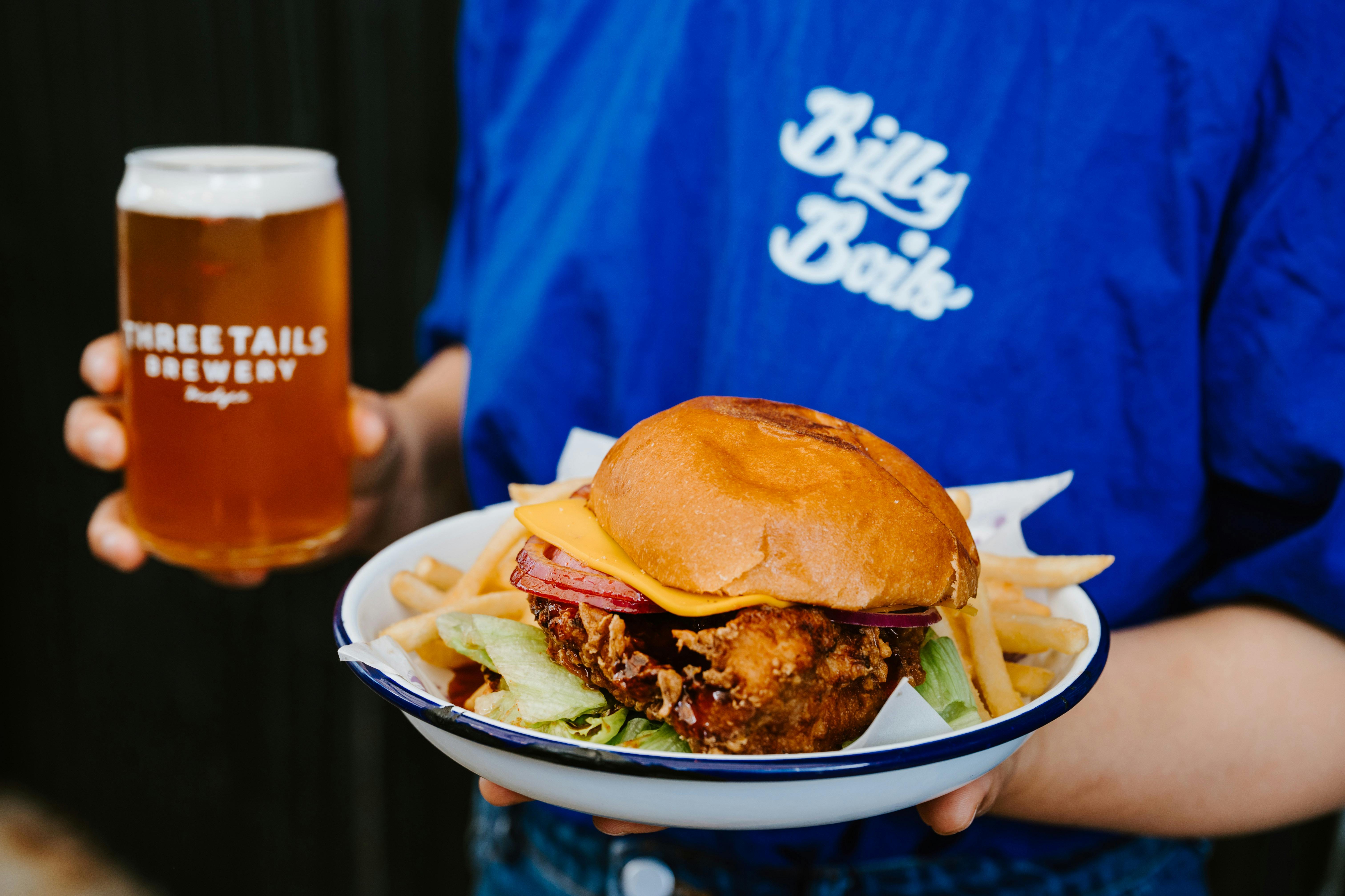 Billy Boils chicken burger, Three Tails beer