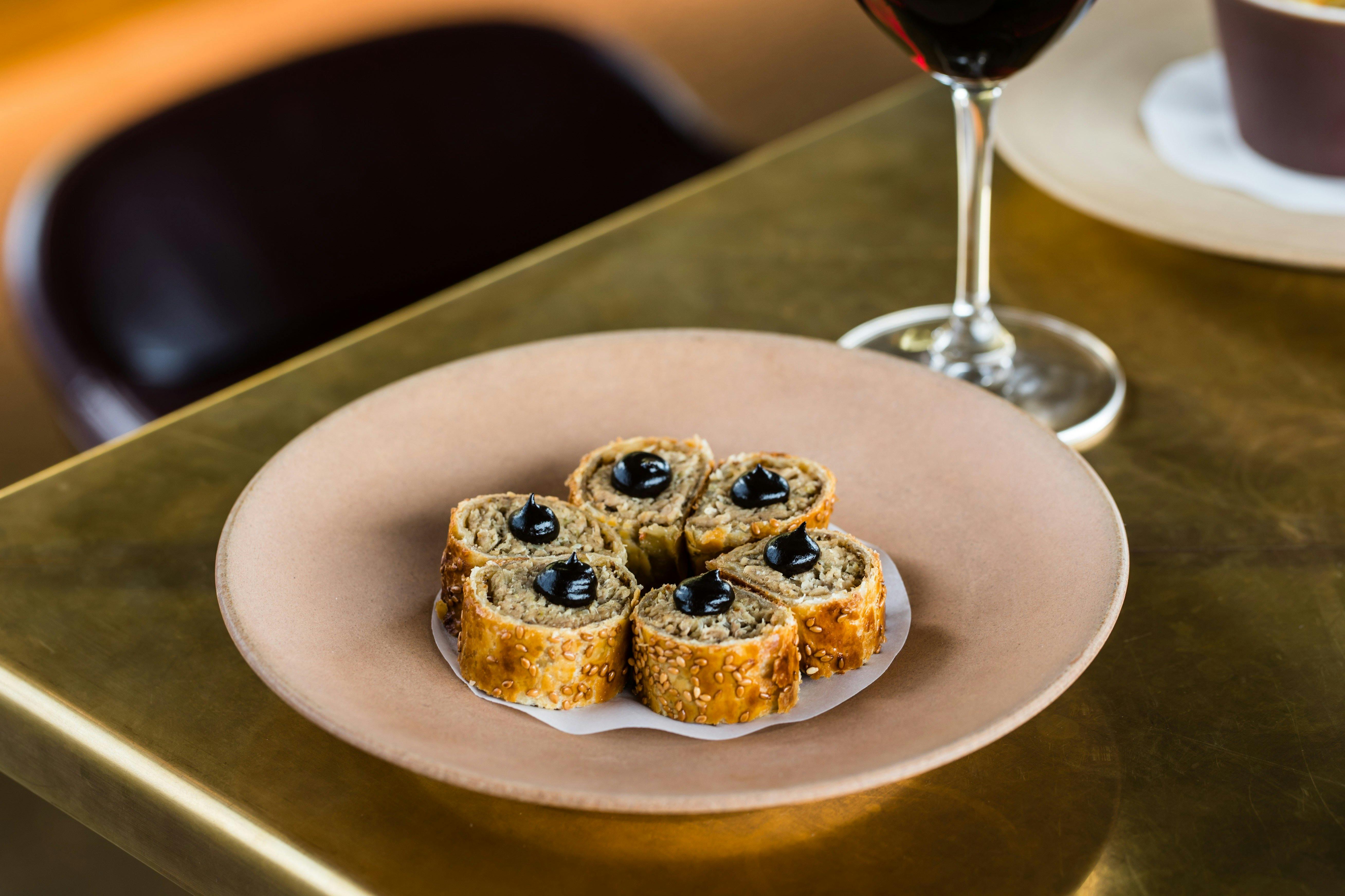 새끼 돼지 소시지 롤 흑마늘