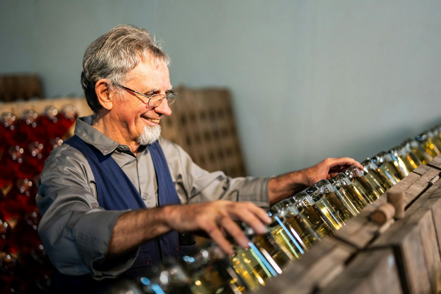 Howard Anderson rüttelt Flaschen mit nach traditioneller Methode hergestelltem Schaumwein im Weingut Anderson in Rutherglen.