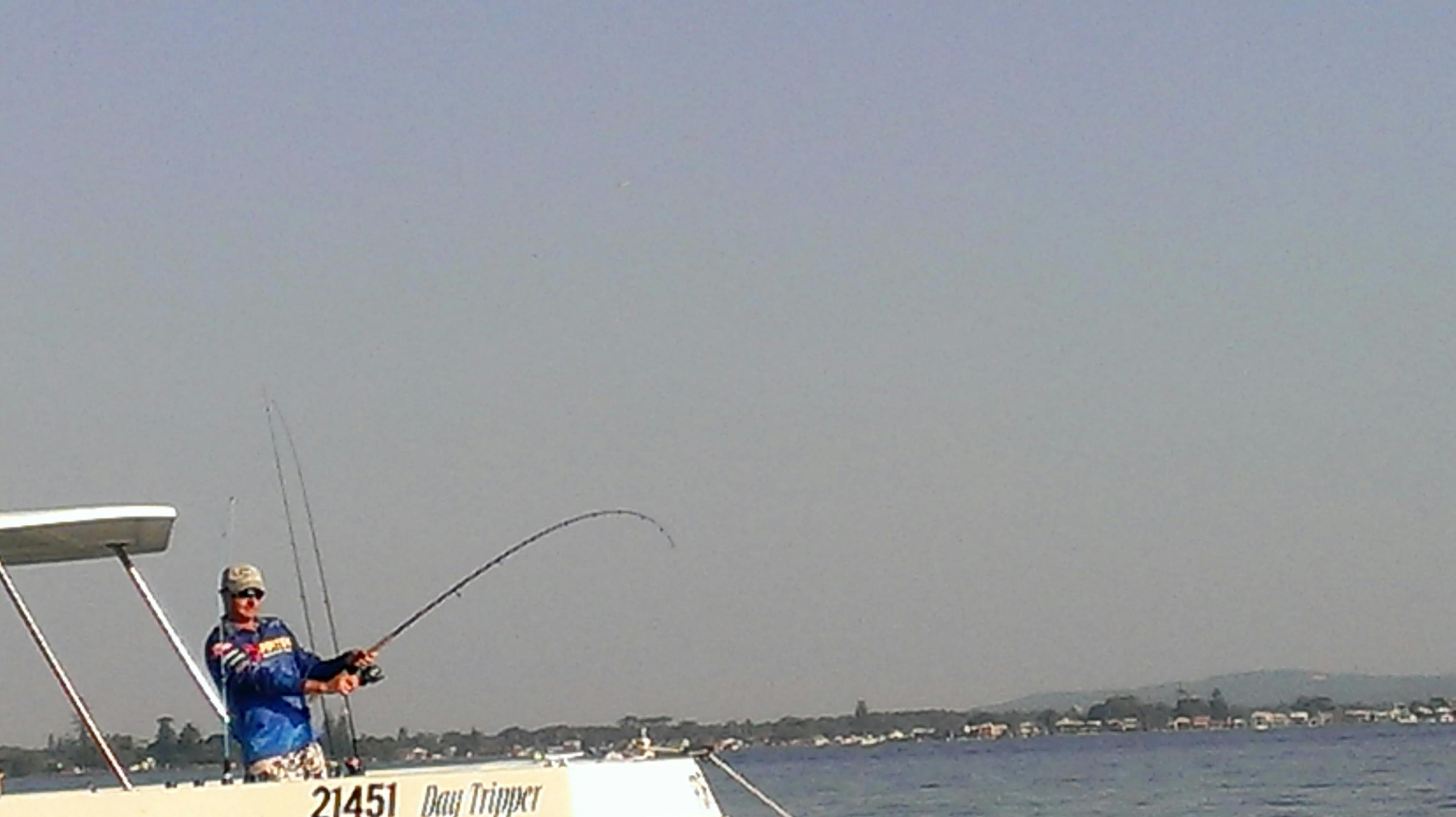 男子在麥誇里湖乘船釣魚