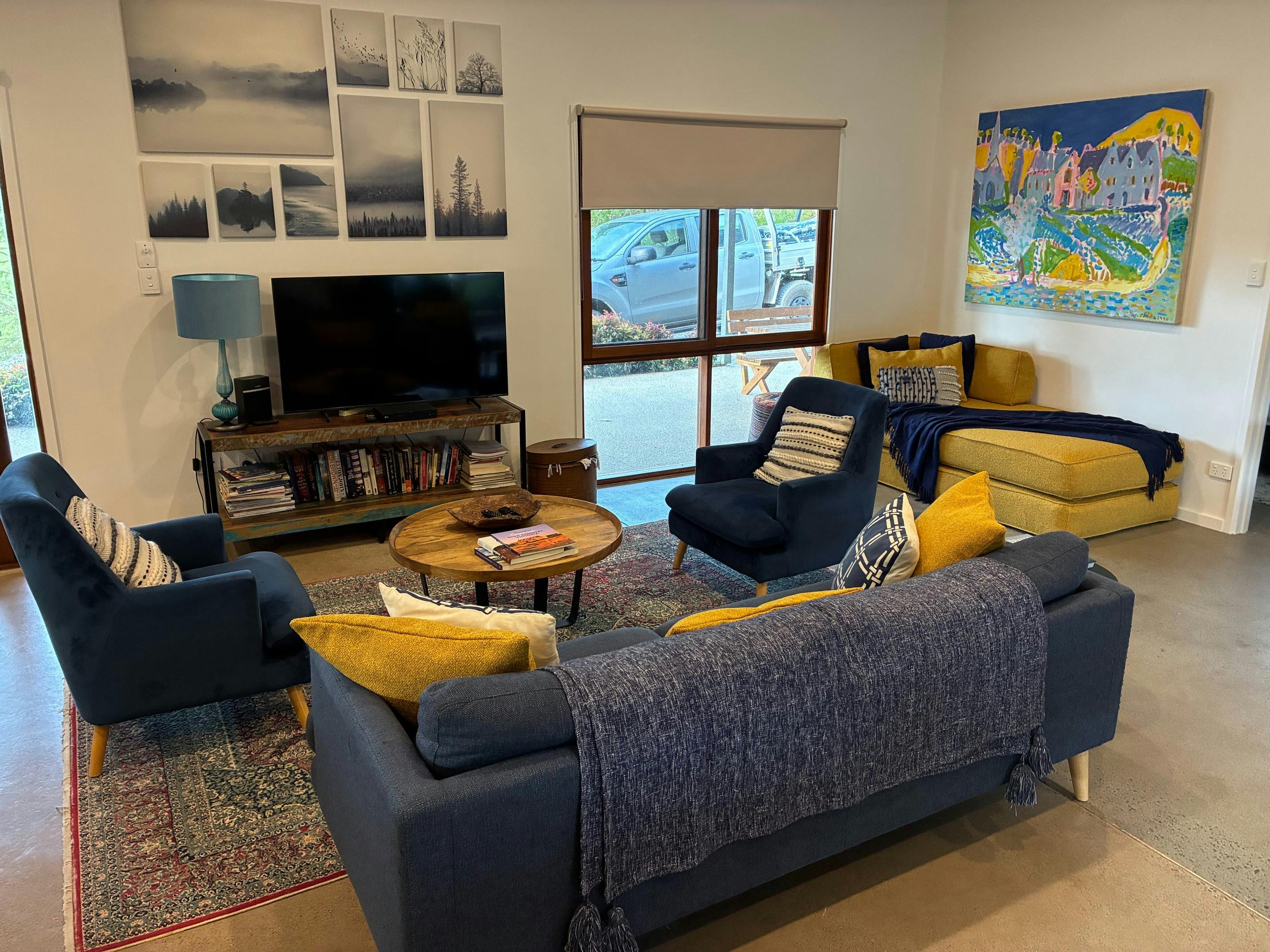 Maroo living room with sofa bed