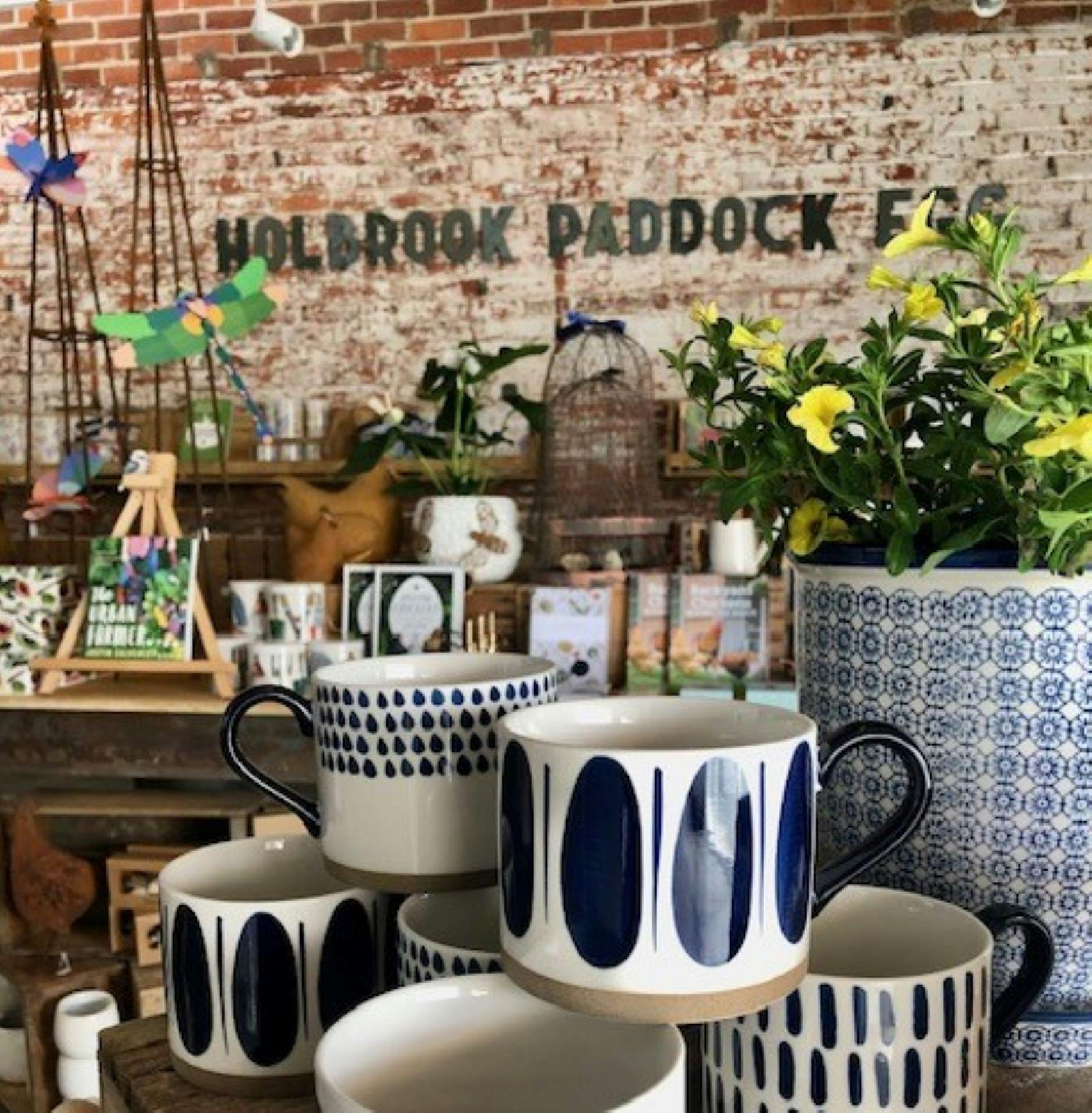 구매를 위해 전시된 품목과 배경에 있는 벽돌담