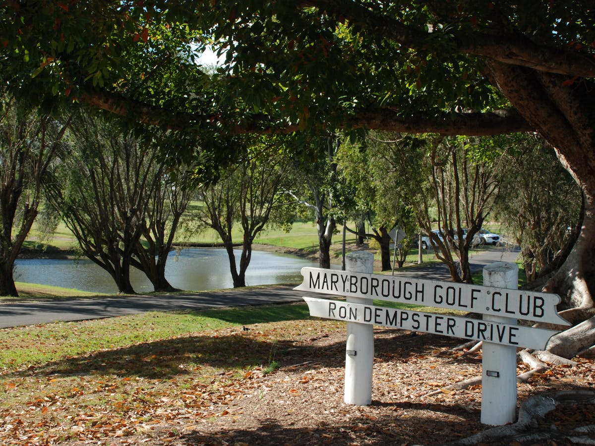 photo showing streetfront sign for Maryborough Golf Club
