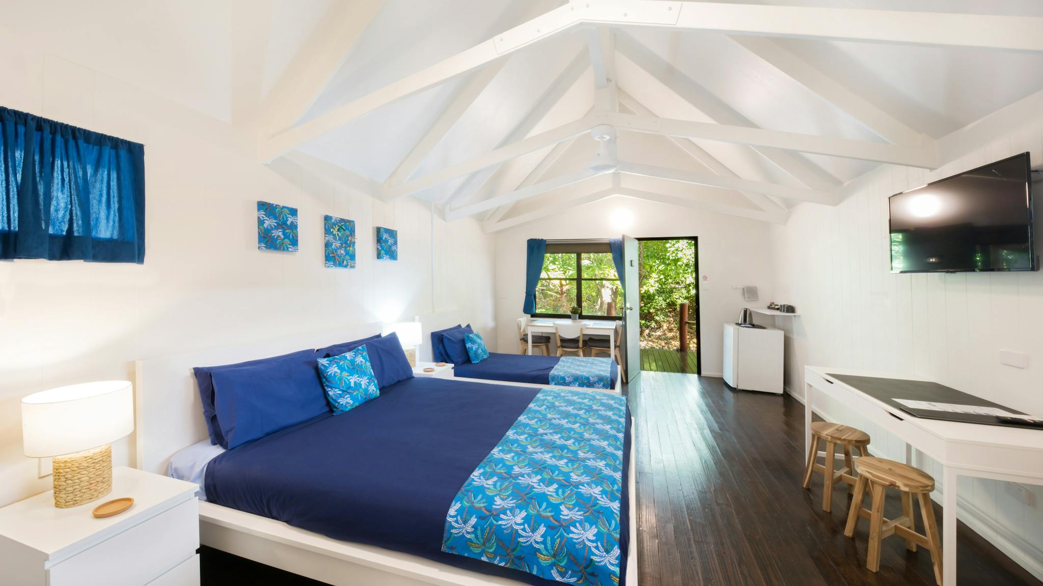 Magnums Accommodation -Ensuite twin cabin overview - 3 guests Magnums Accommodation -Ensuite twin cabin overview - 3 guests