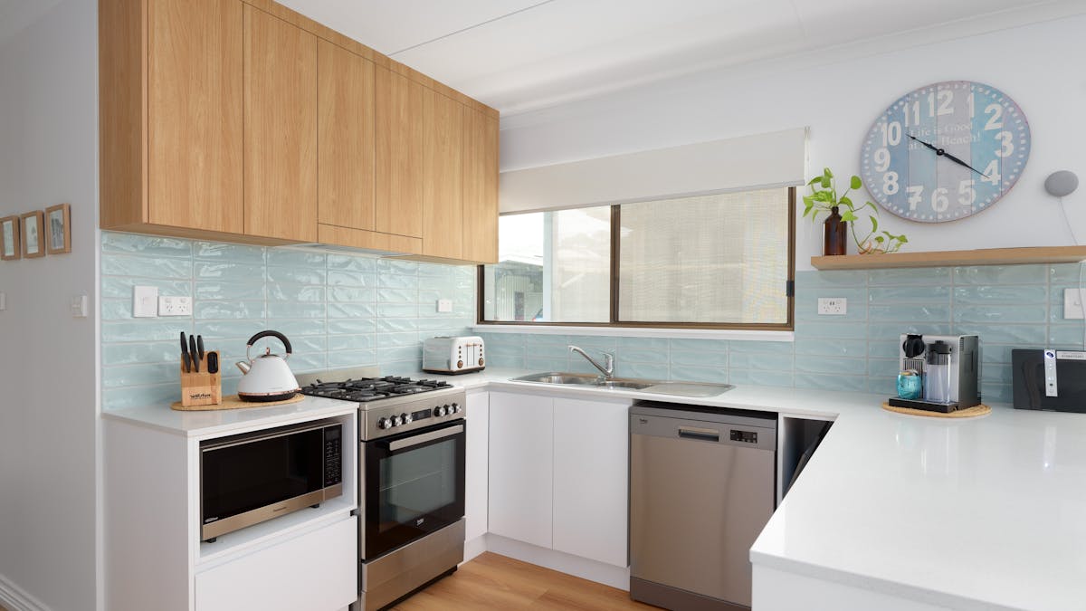 Kitchen with Gas Cooking, Dishwasher & Coffee Machine