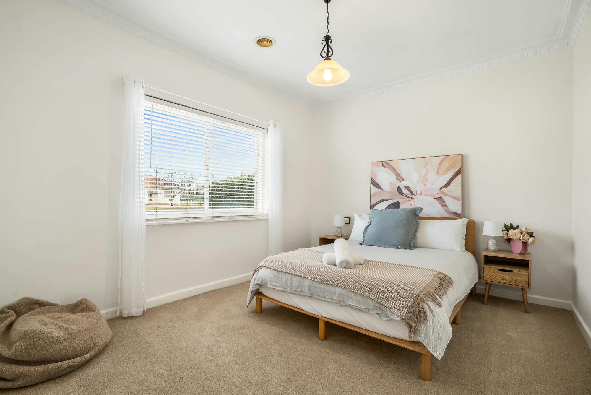 창문과 사이드 테이블이 있는 침실