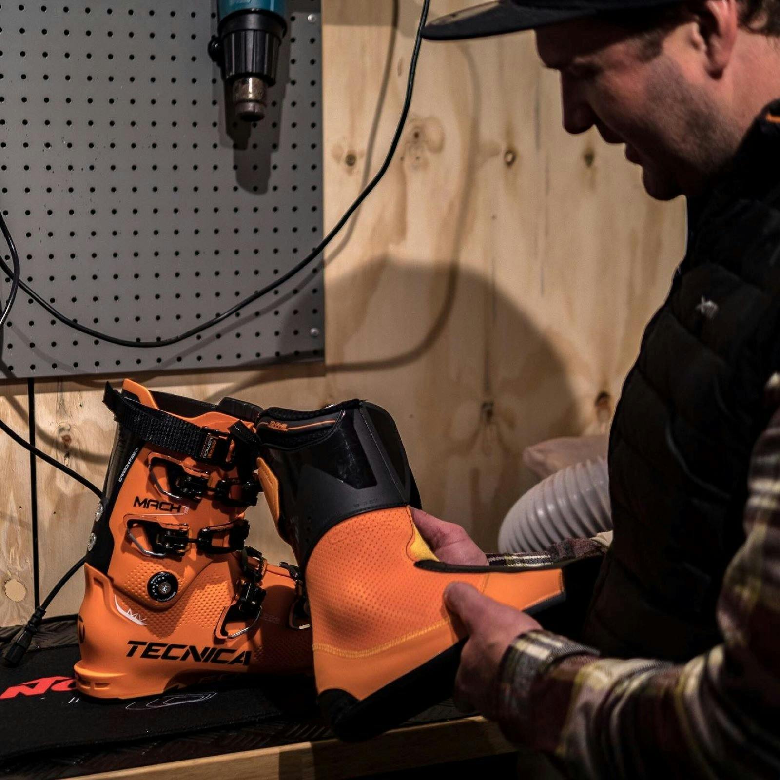 수정에 대해 이야기하는 Falls Creek Boot Fitters