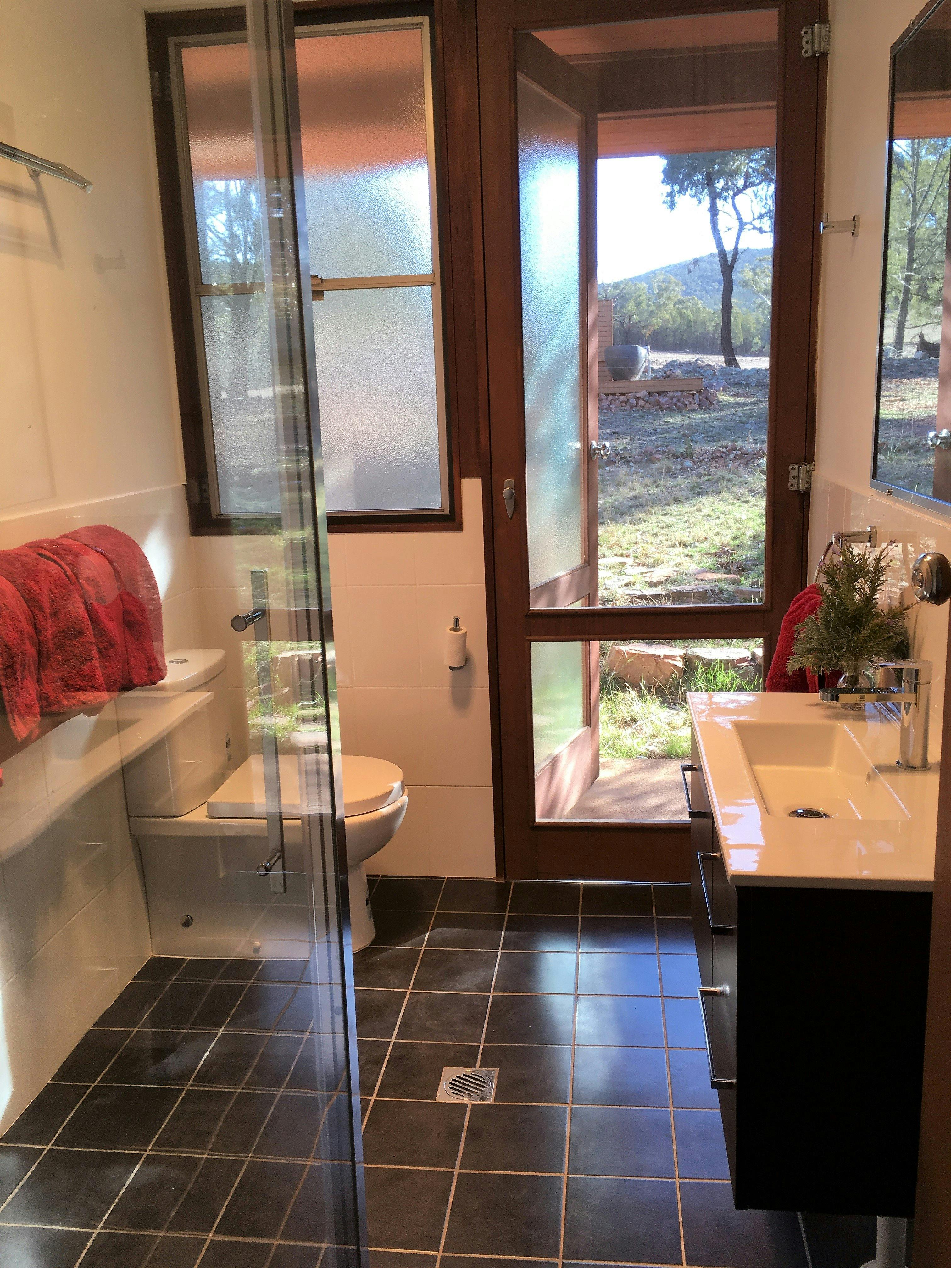 샤워기 세면대 변기 문에는 노천탕으로 연결되는 경로가 표시됩니다.