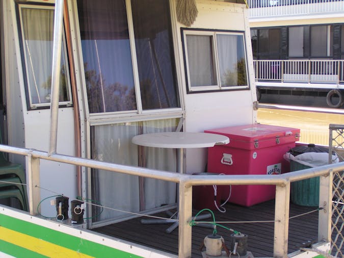 MeAndEr Green Gold Houseboats